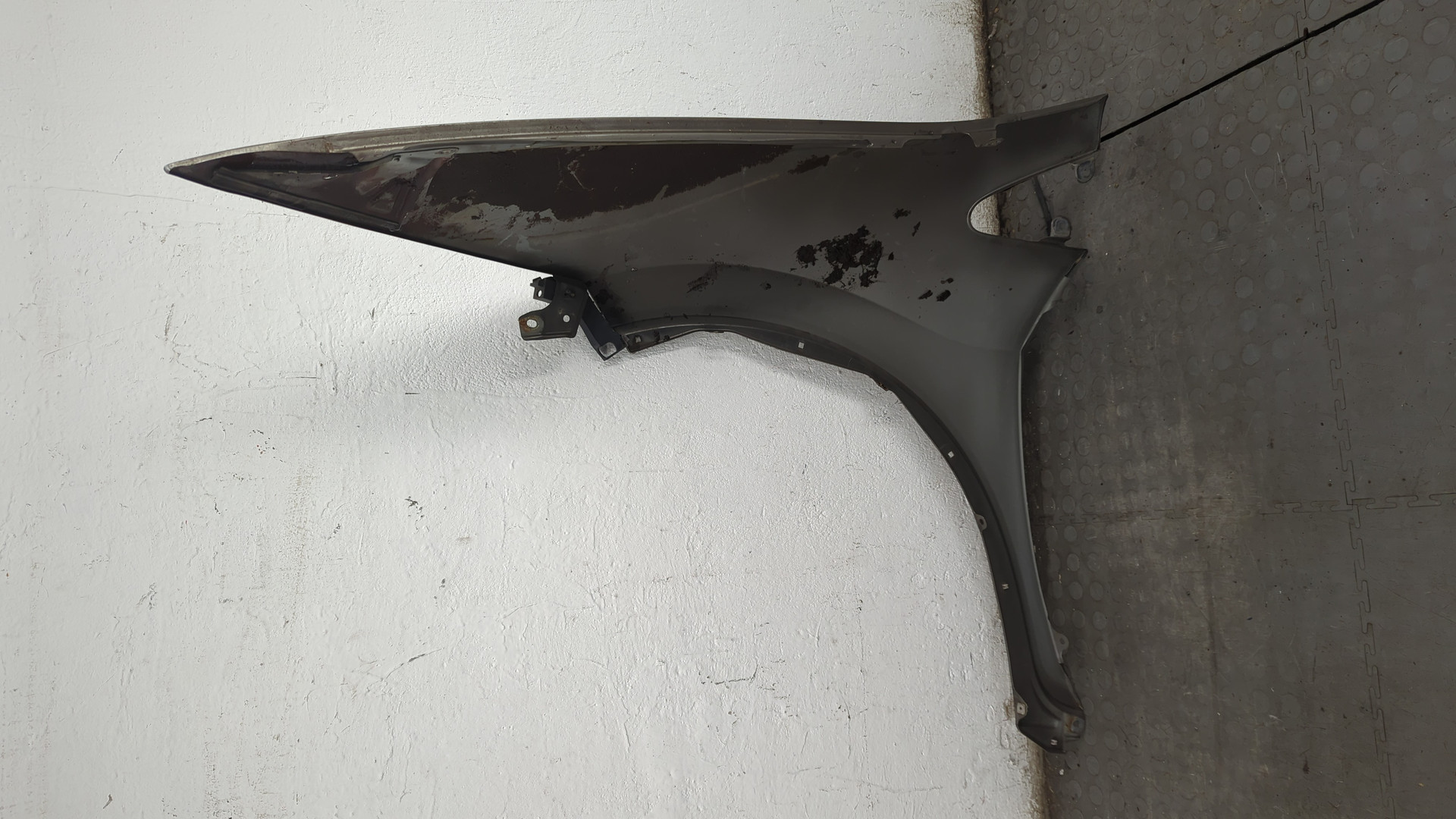 Крыло переднее правое