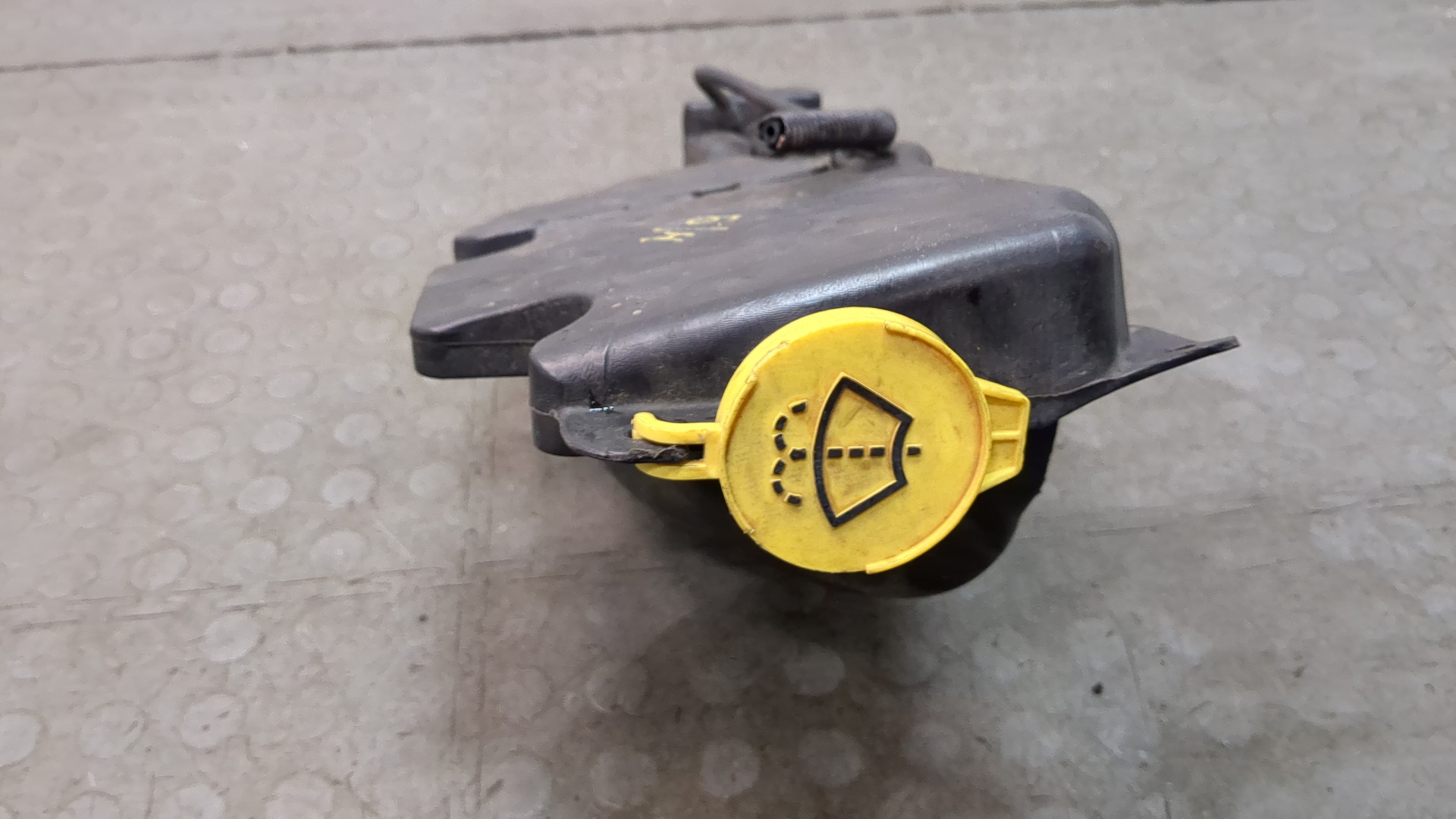 Бачок омывателя лобового стекла