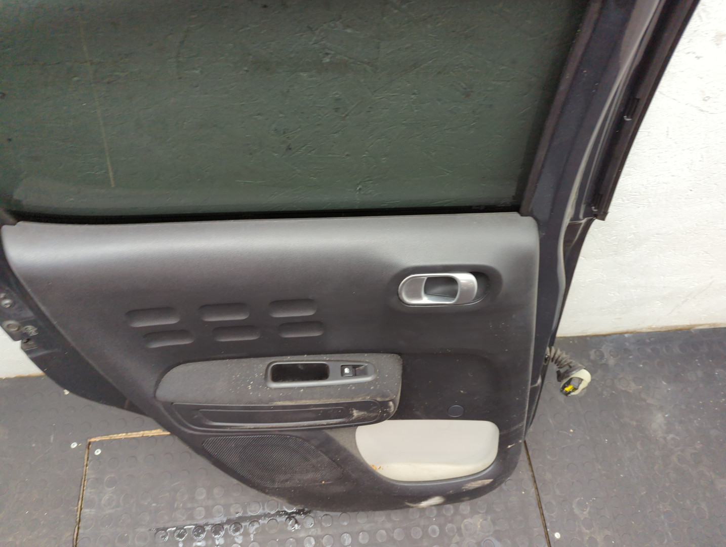Дверь задняя левая