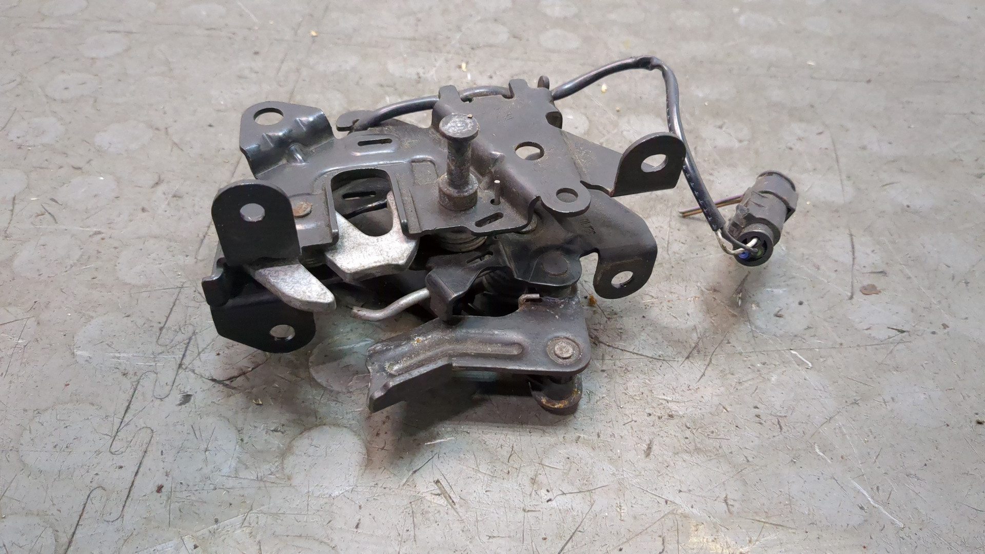 Замок капота