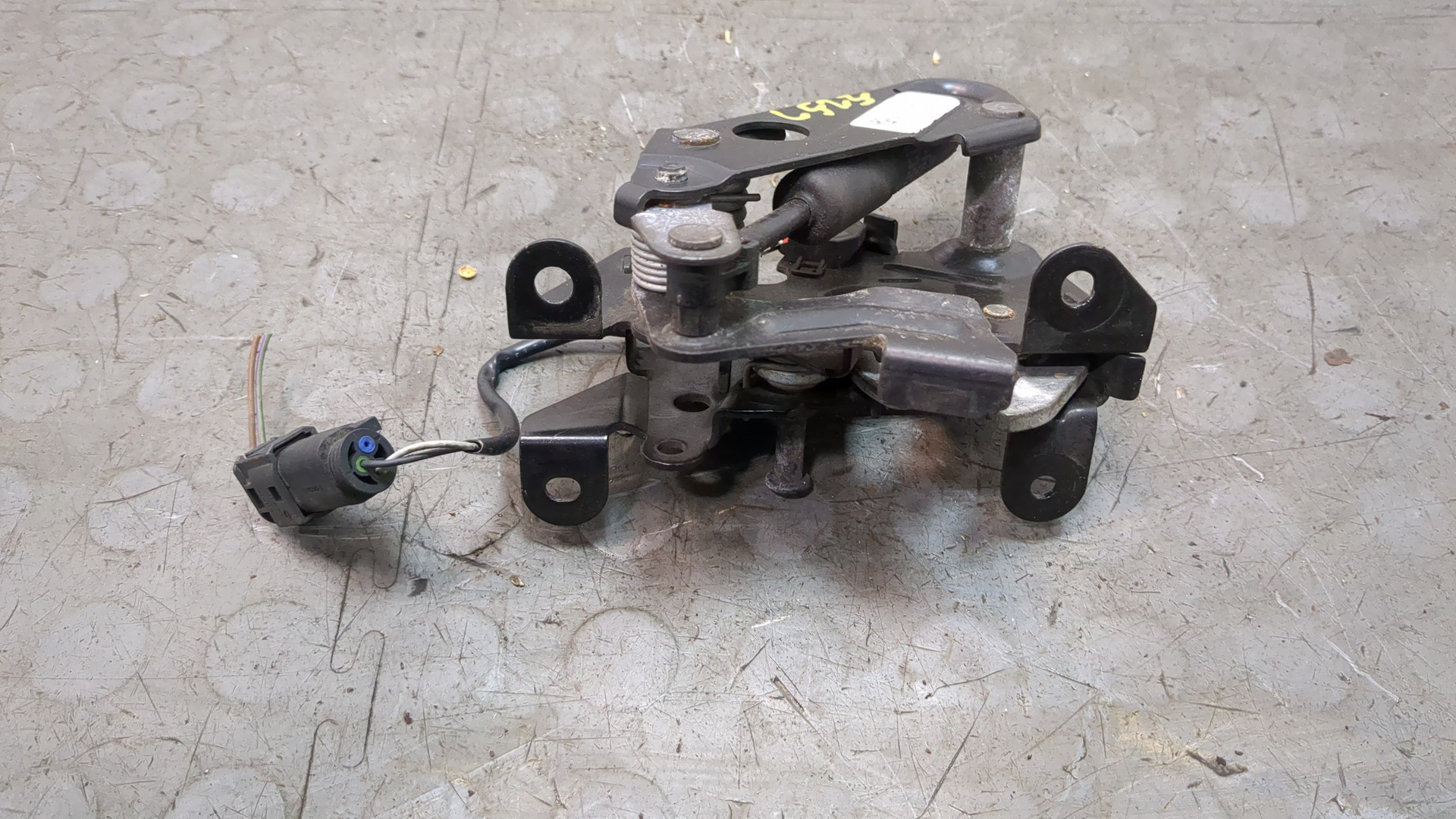 Замок капота