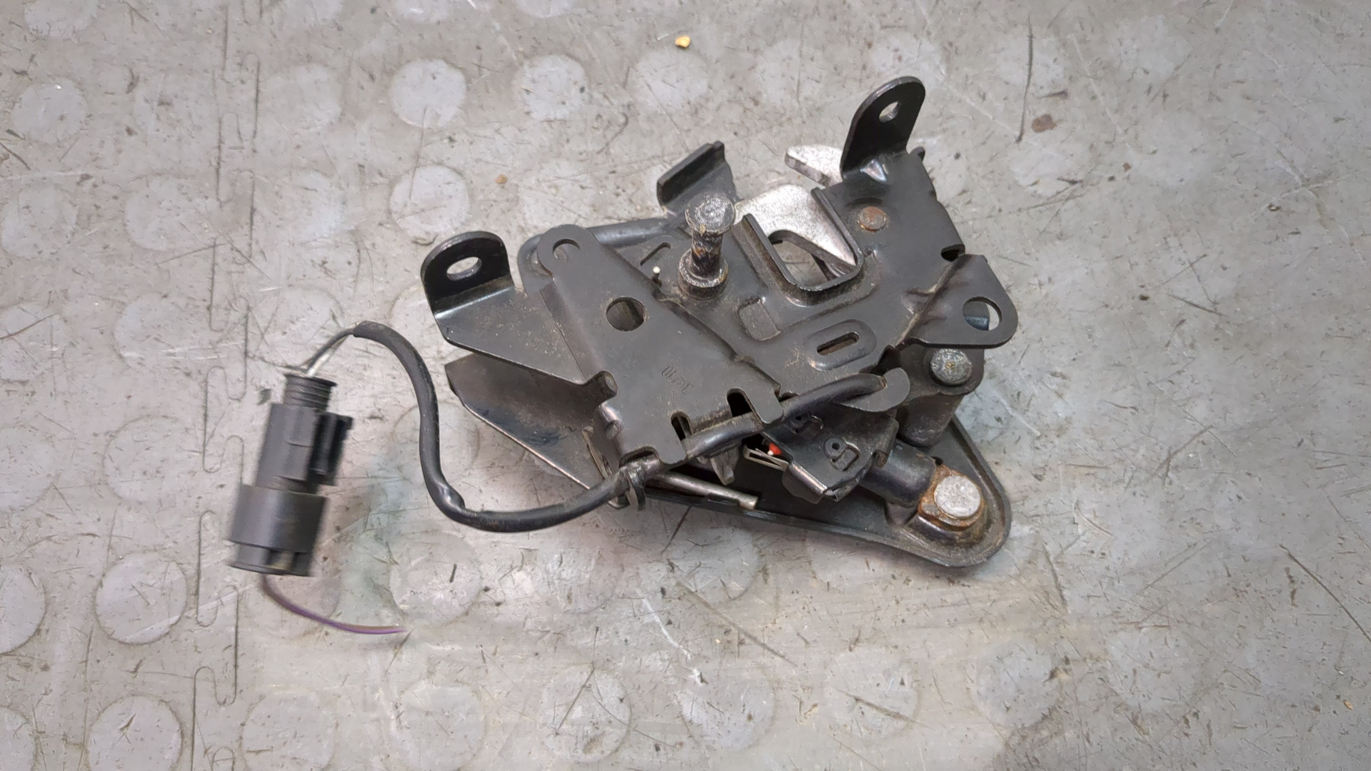 Замок капота