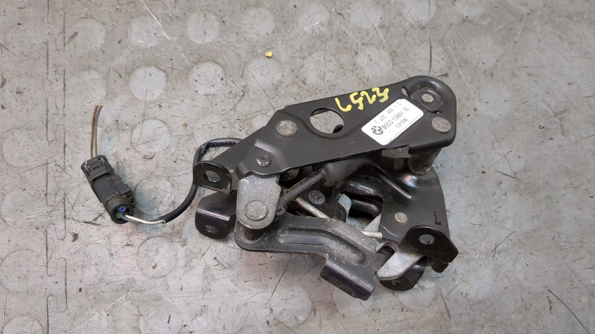 Замок капота