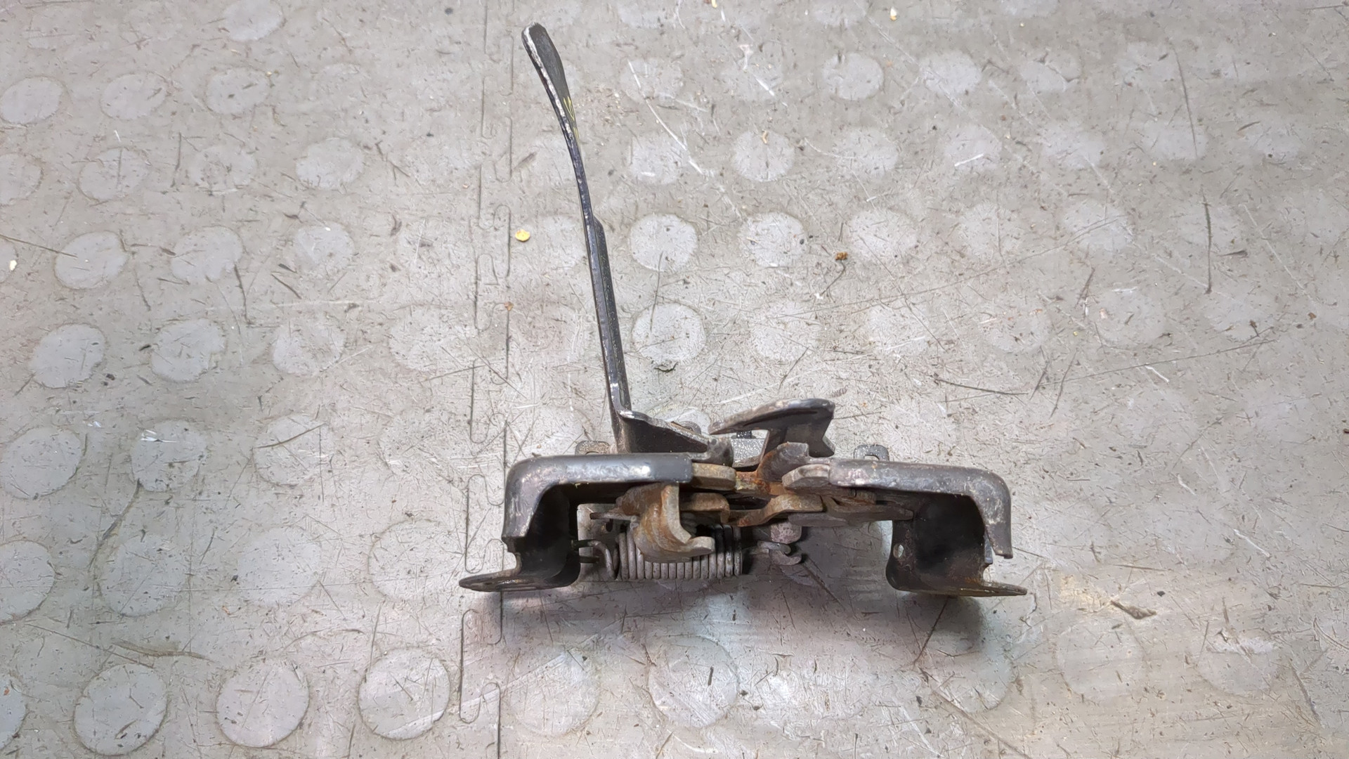 Замок капота