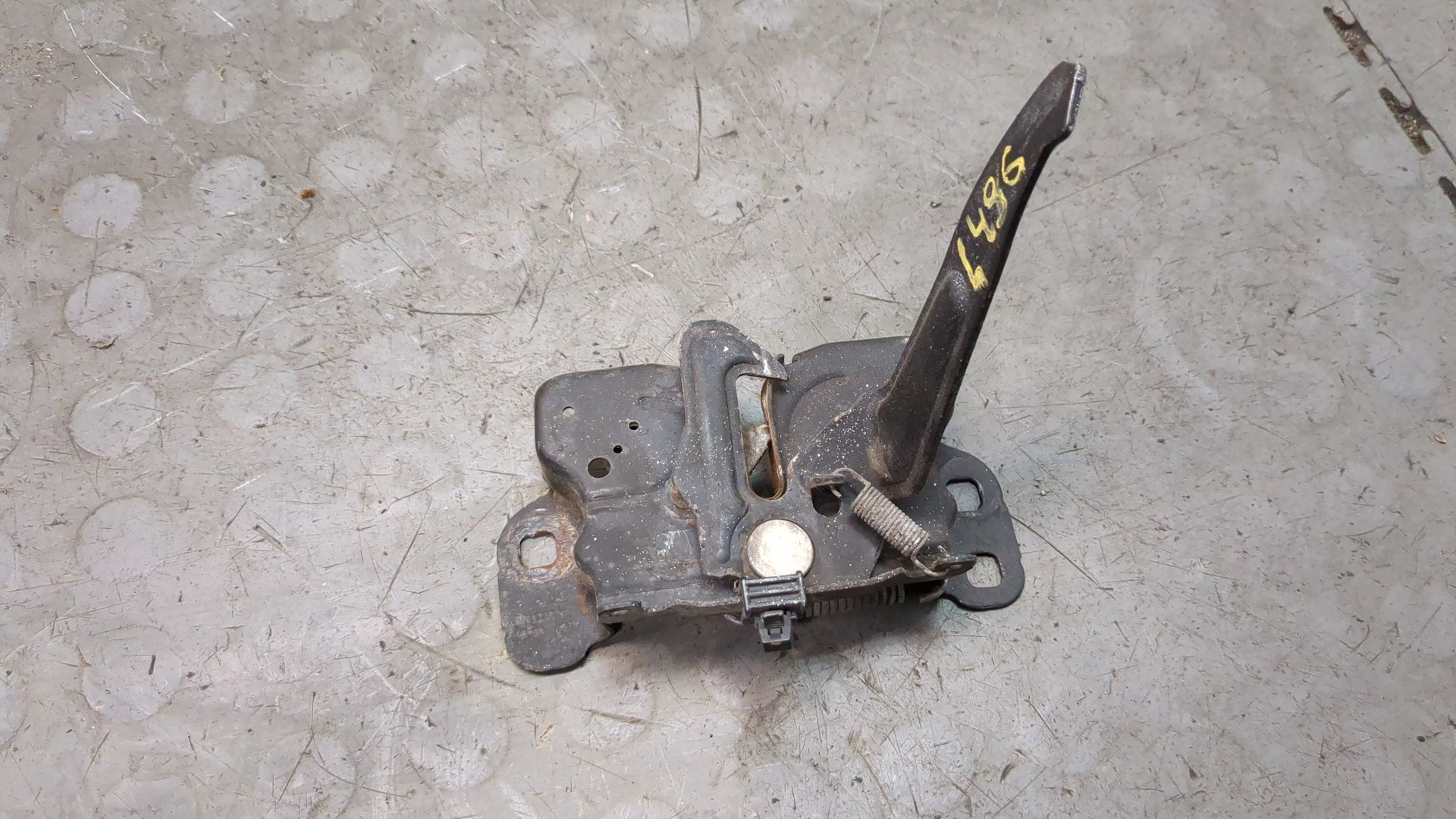 Замок капота