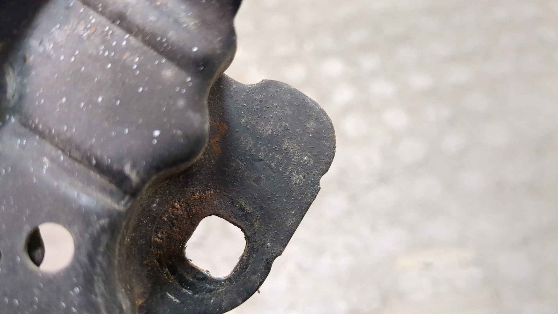 Замок капота