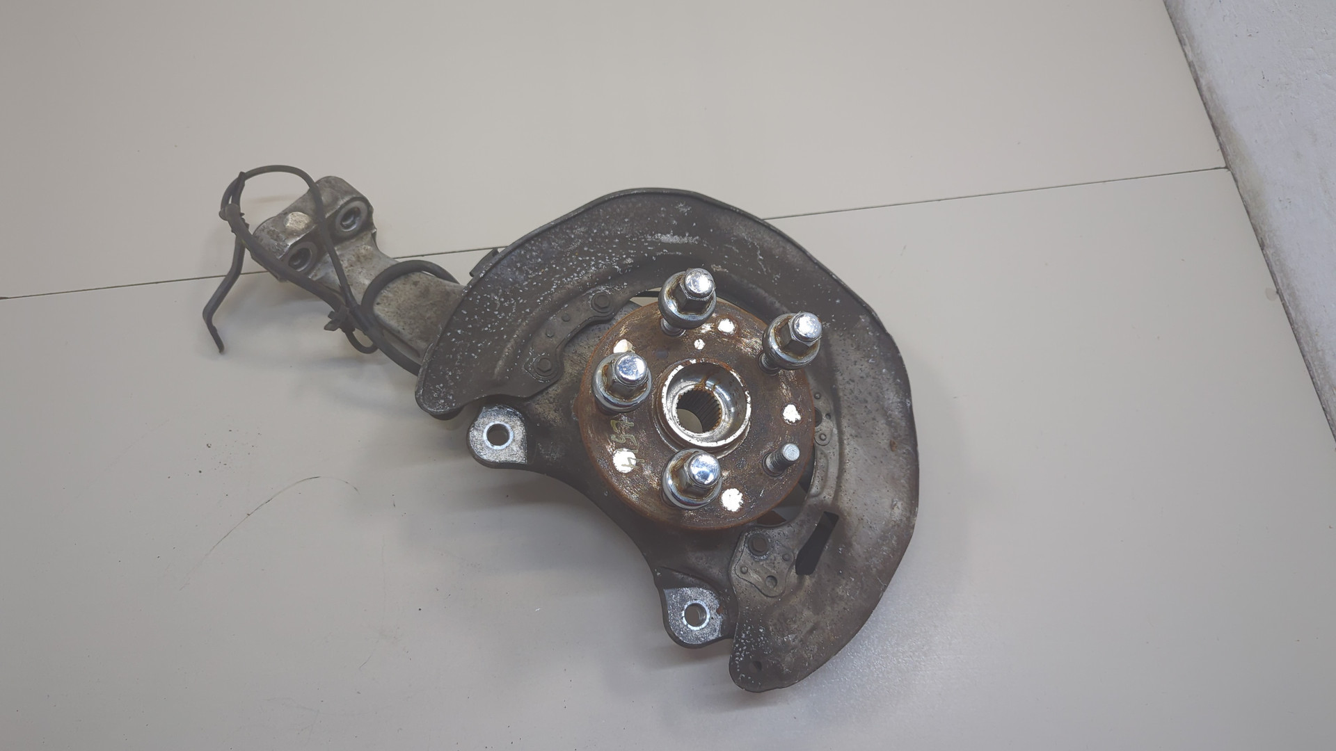 Кулак поворотный передний правый