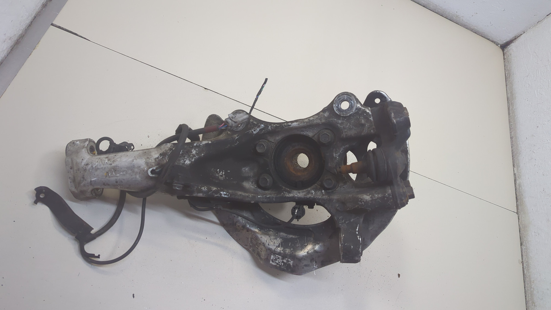 Кулак поворотный передний правый