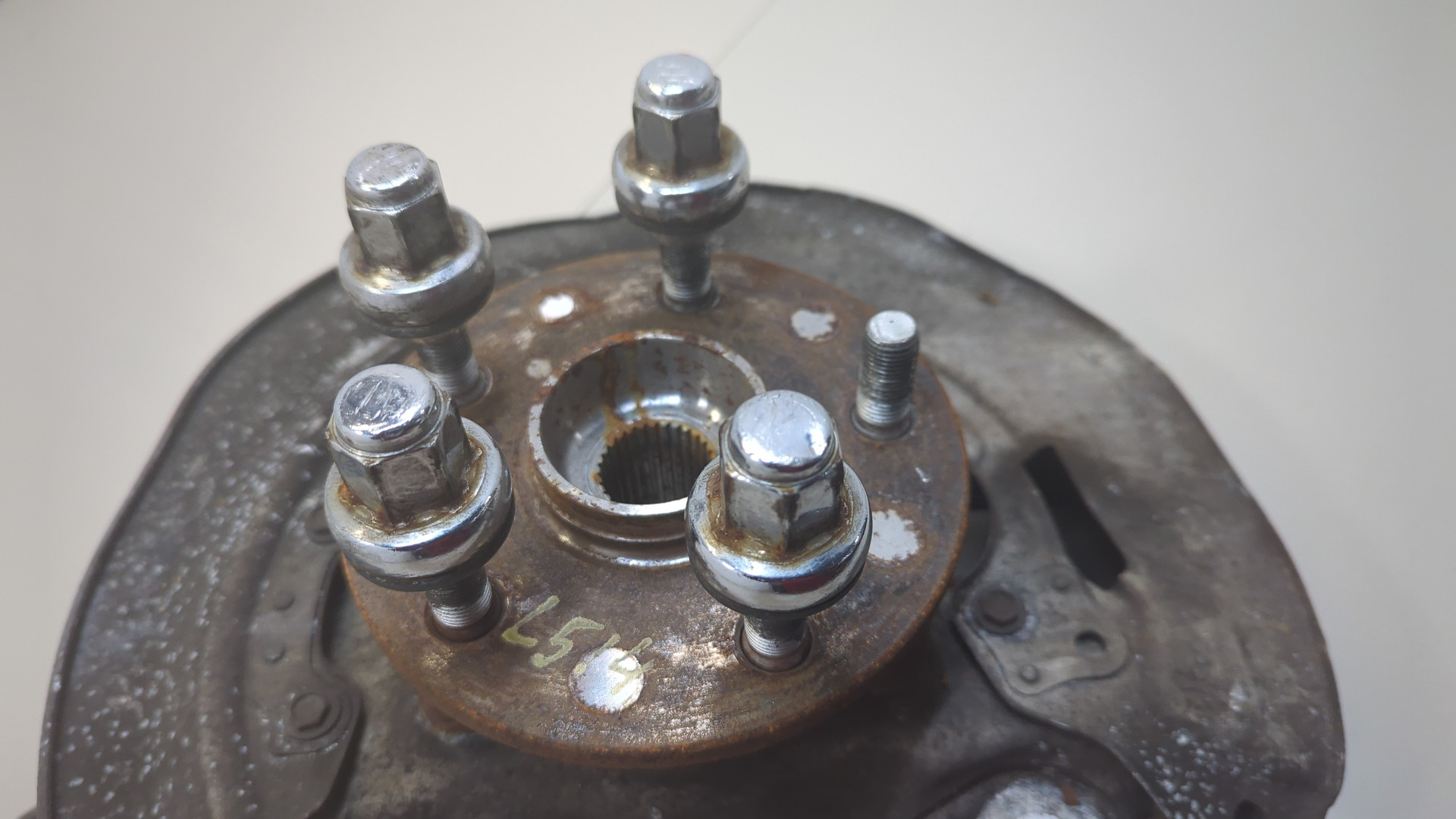 Кулак поворотный передний правый