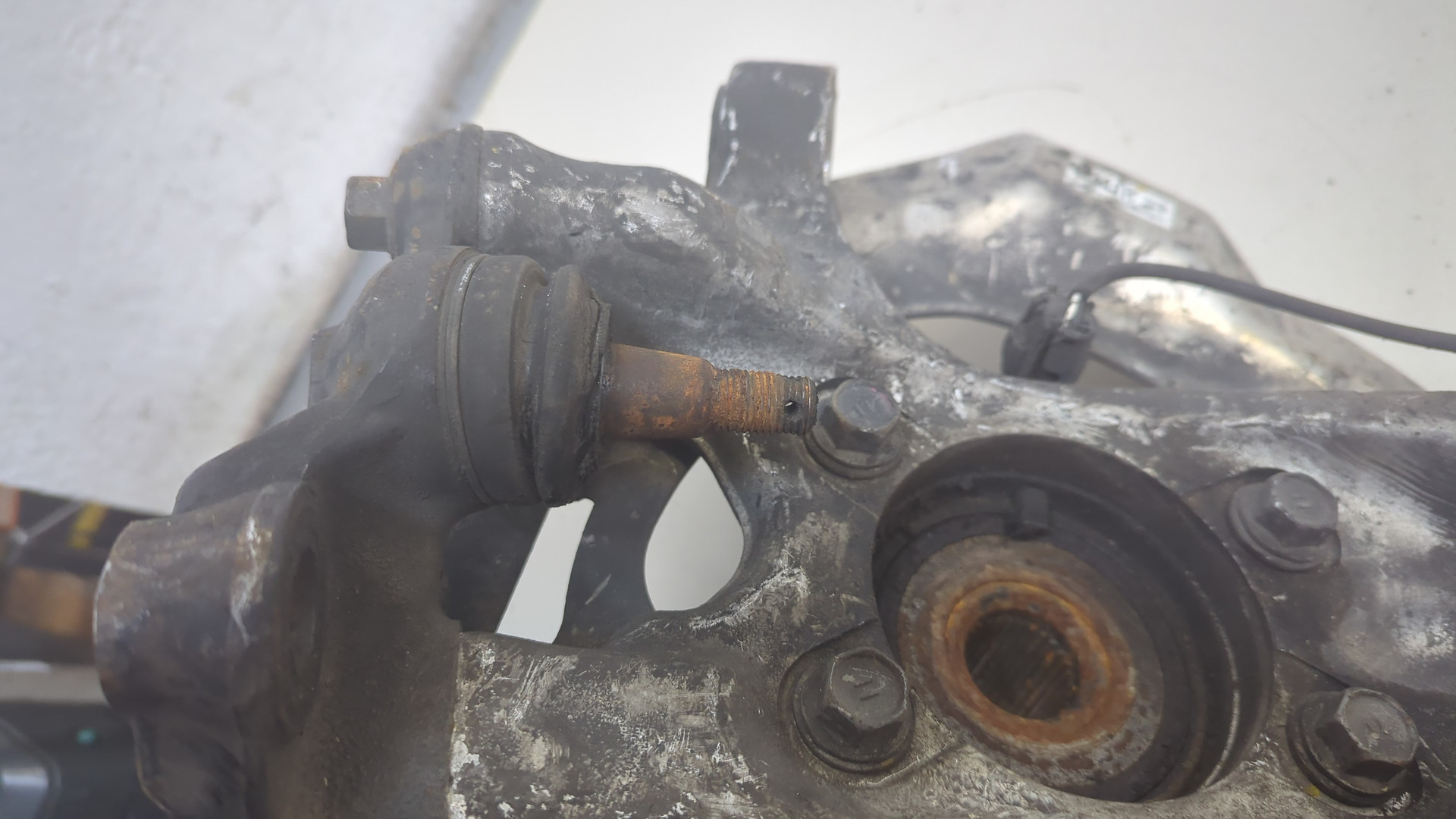 Кулак поворотный передний правый