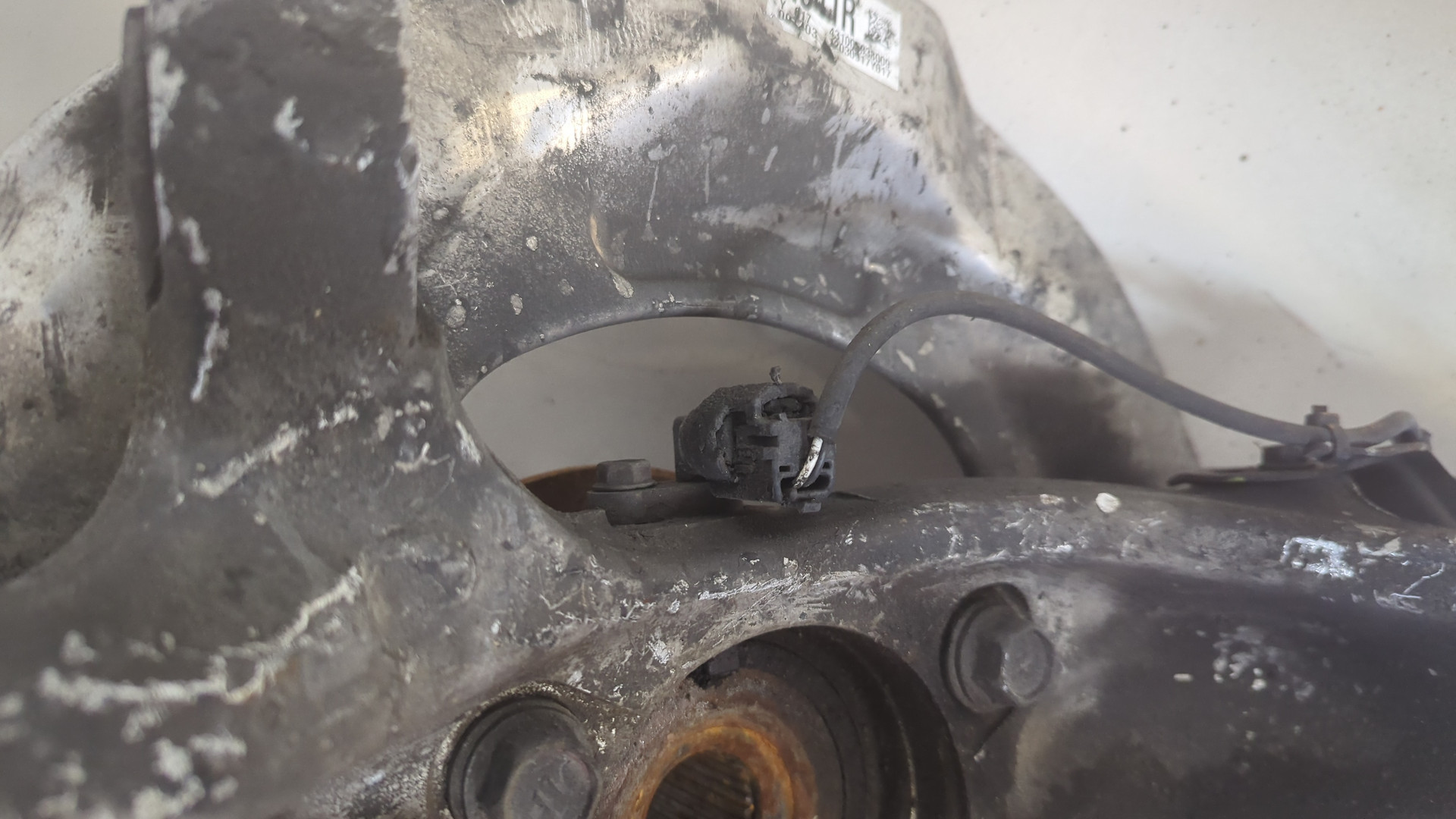 Кулак поворотный передний правый