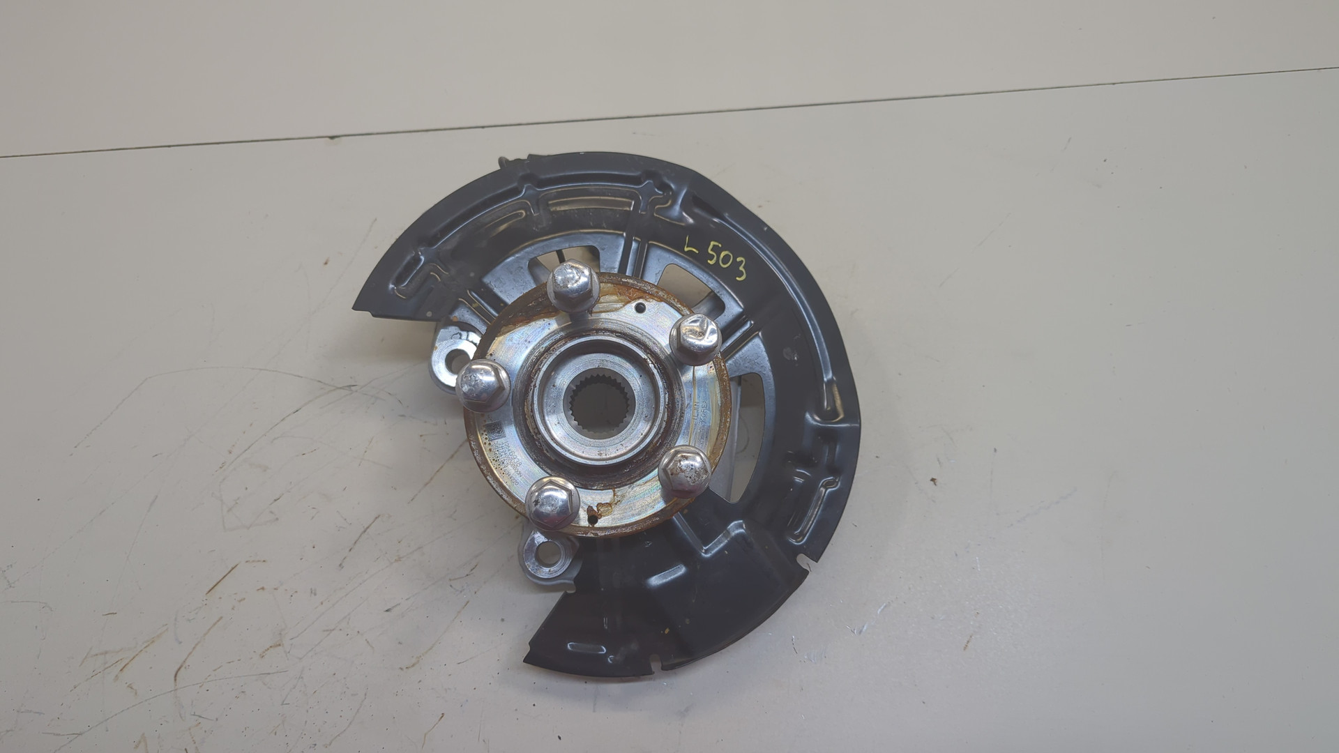 Кулак поворотный передний левый