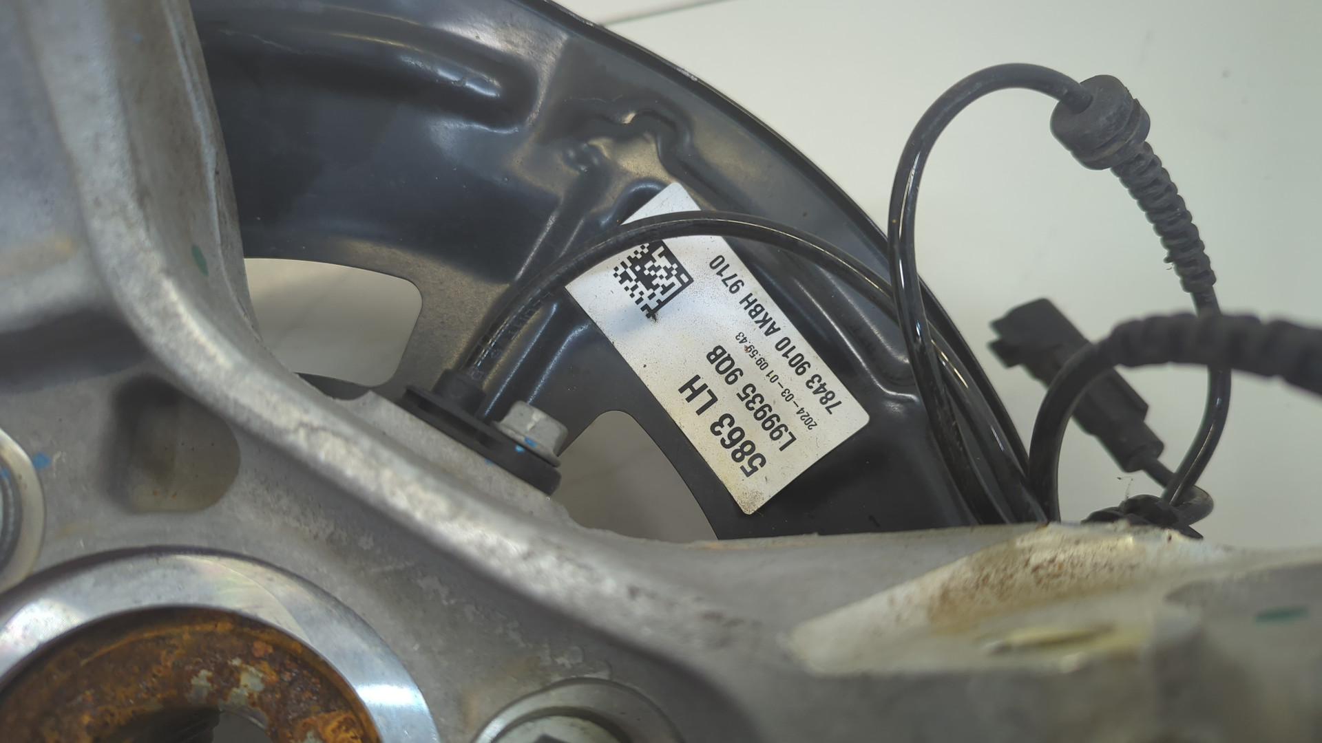 Кулак поворотный передний левый