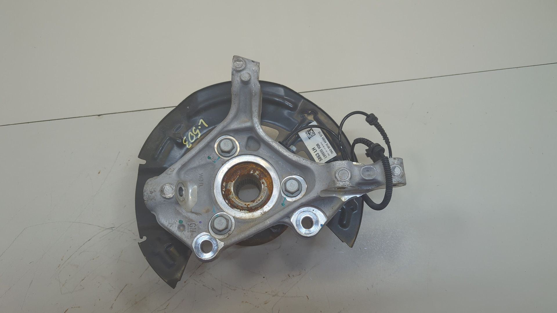 Кулак поворотный передний левый