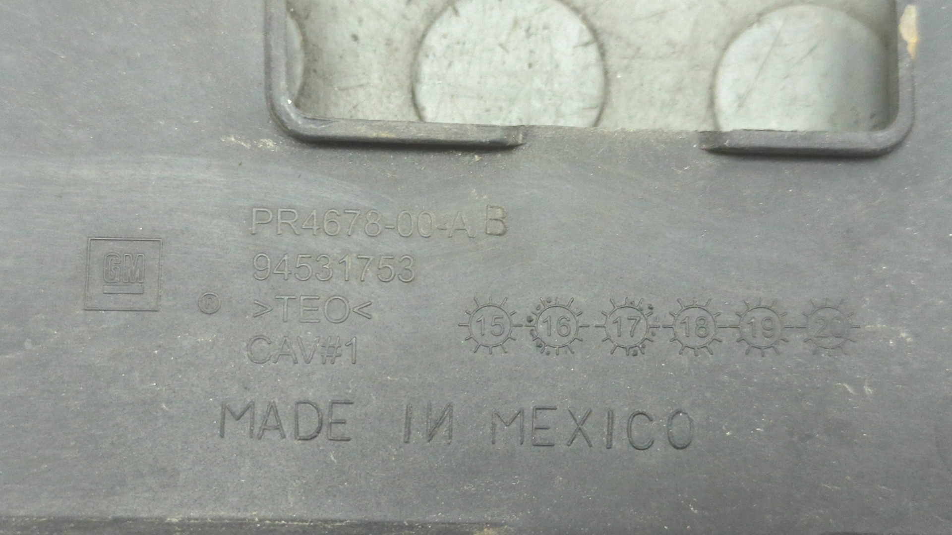 Кожух замка капота