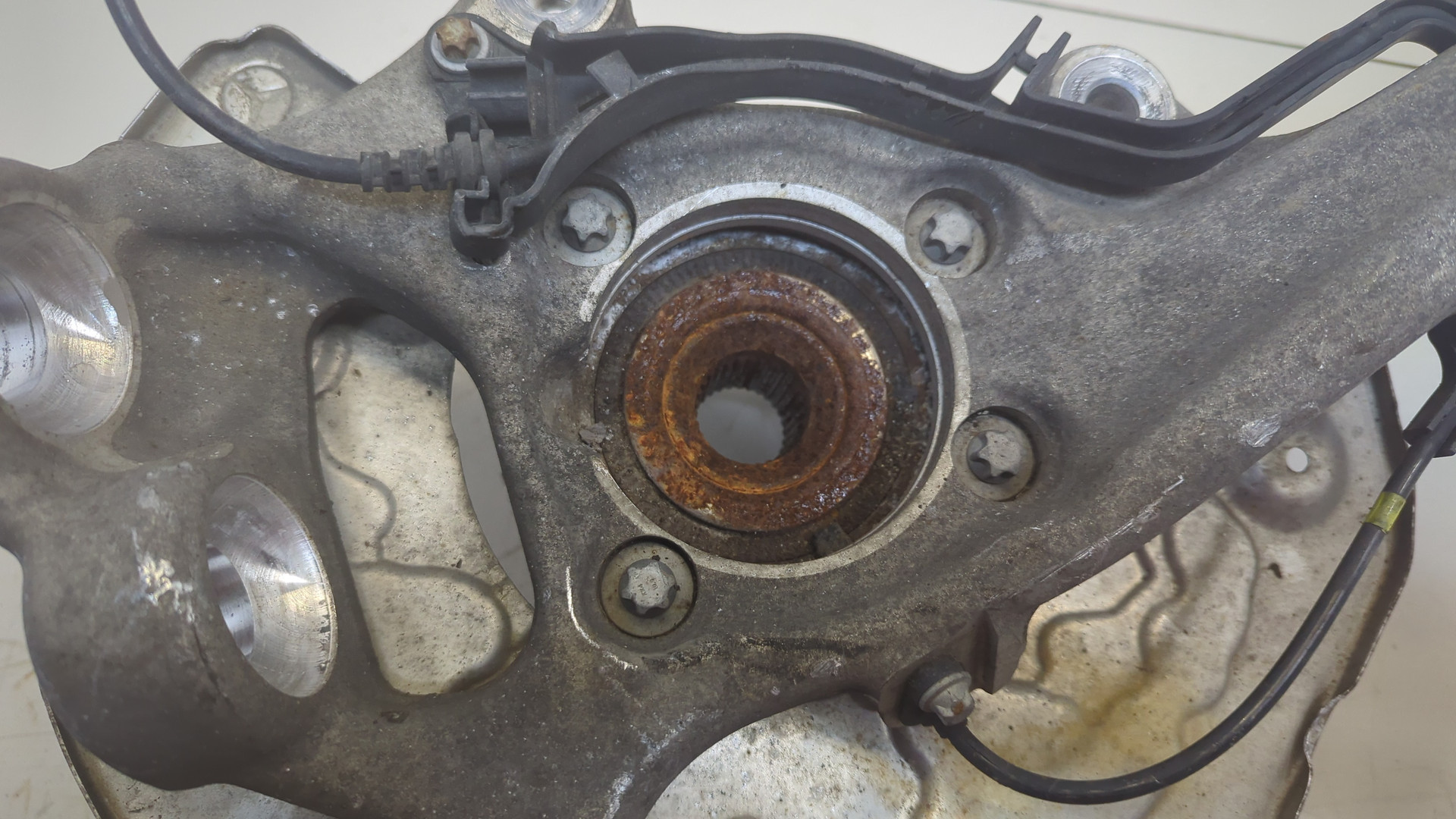 Кулак поворотный передний левый