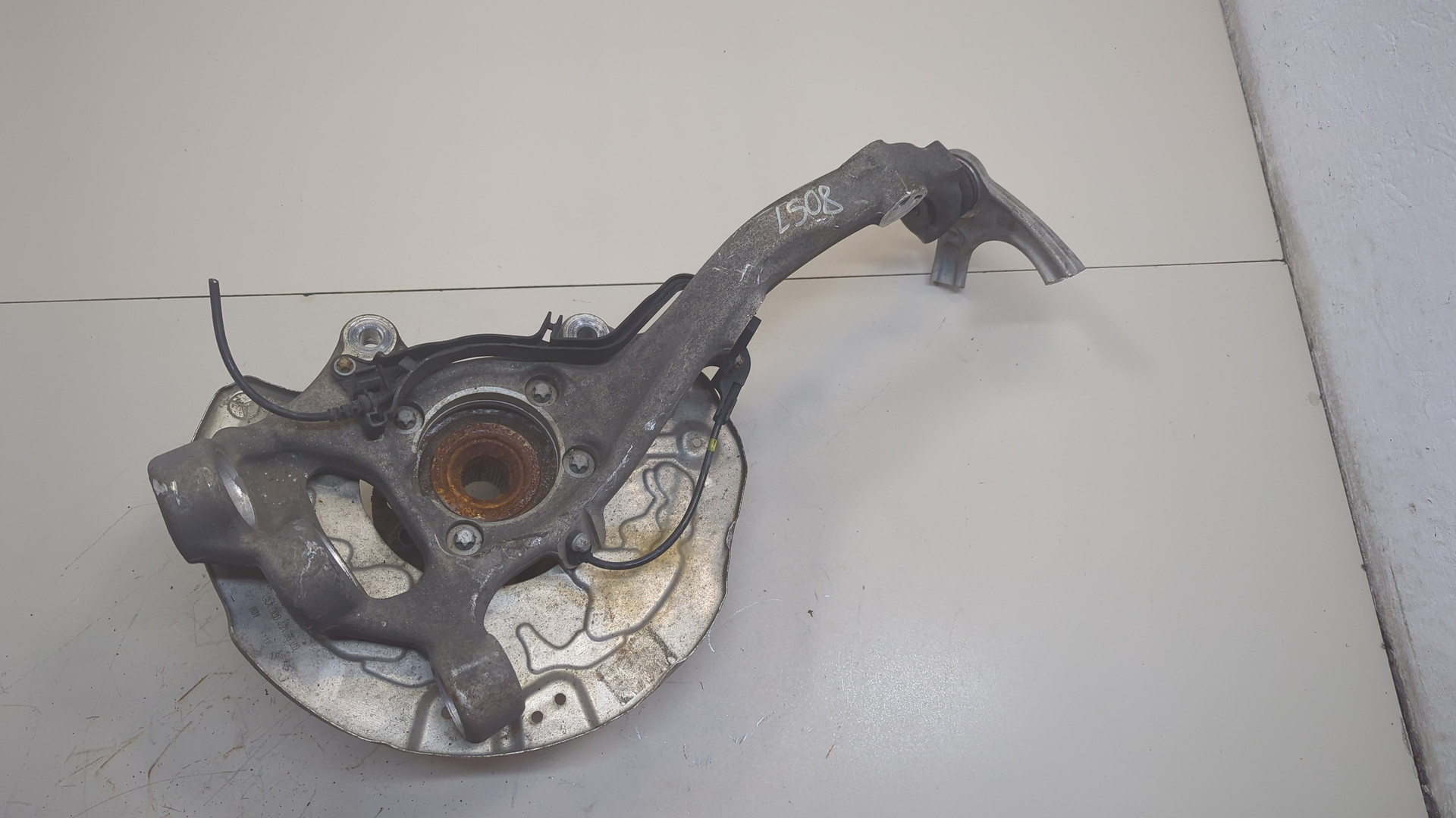 Кулак поворотный передний левый