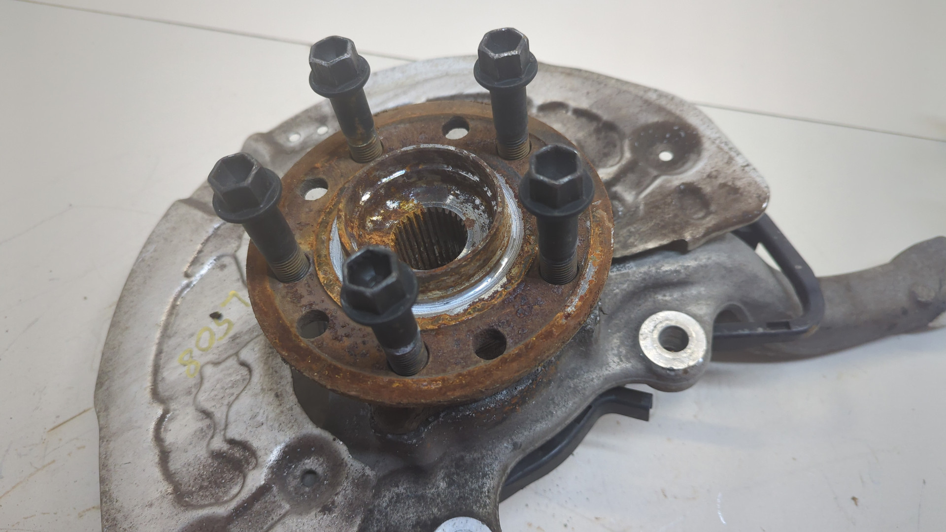 Кулак поворотный передний левый