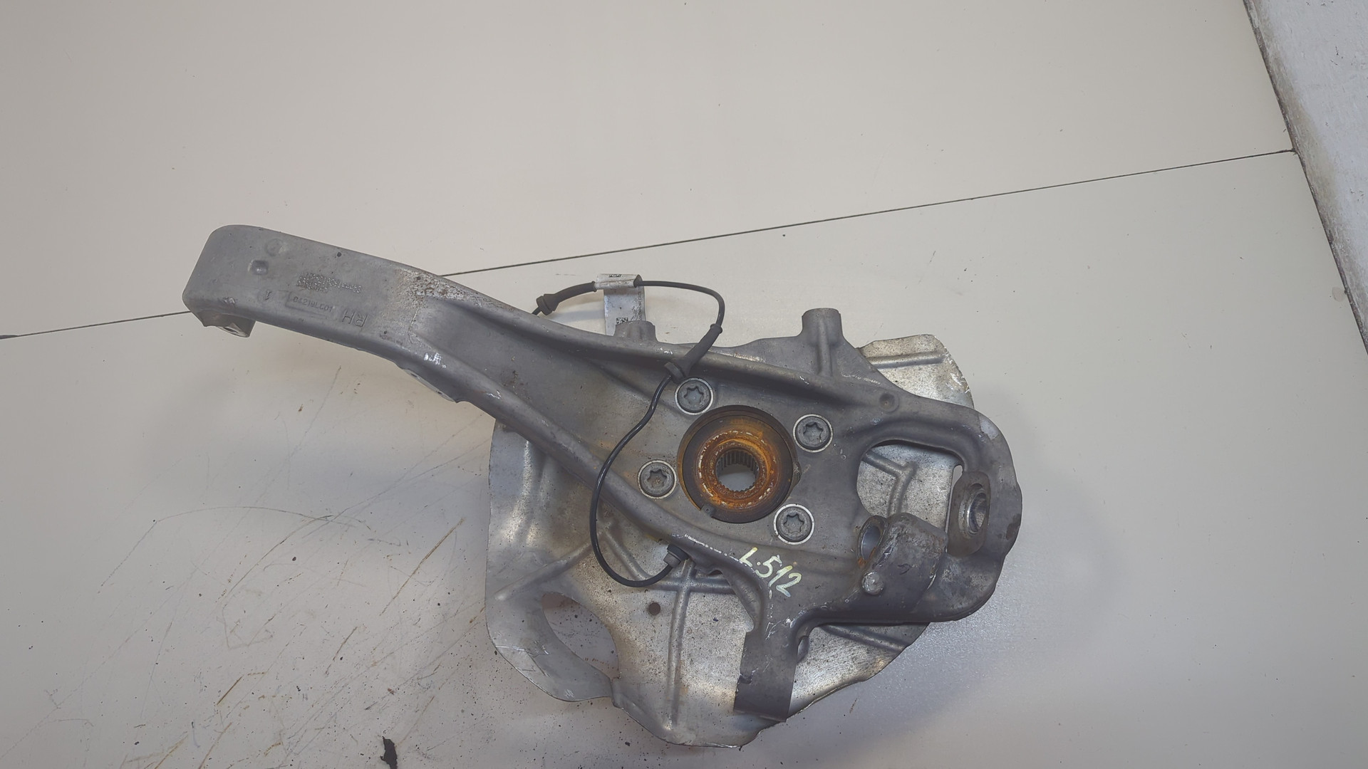 Кулак поворотный передний правый