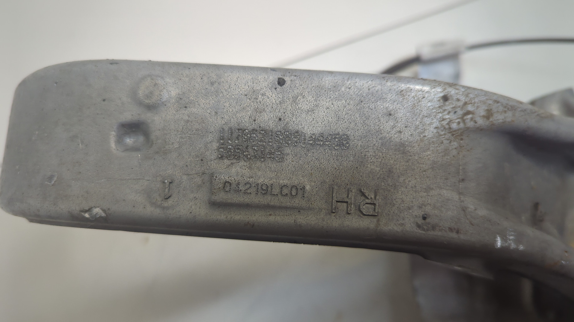 Кулак поворотный передний правый