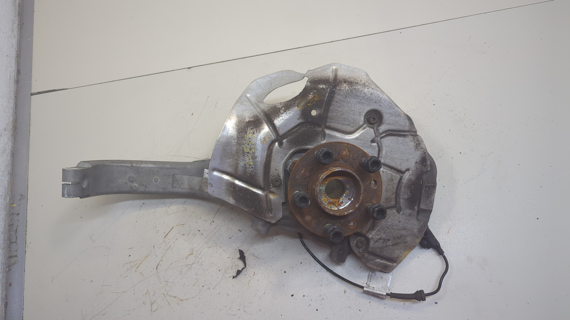 Кулак поворотный передний правый