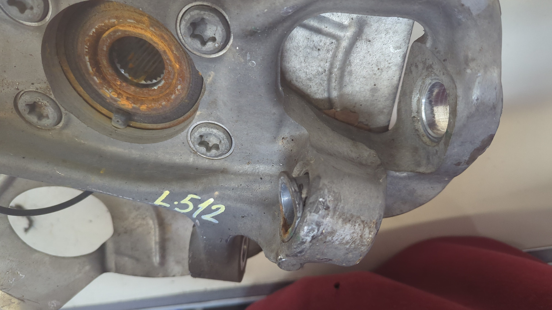 Кулак поворотный передний правый