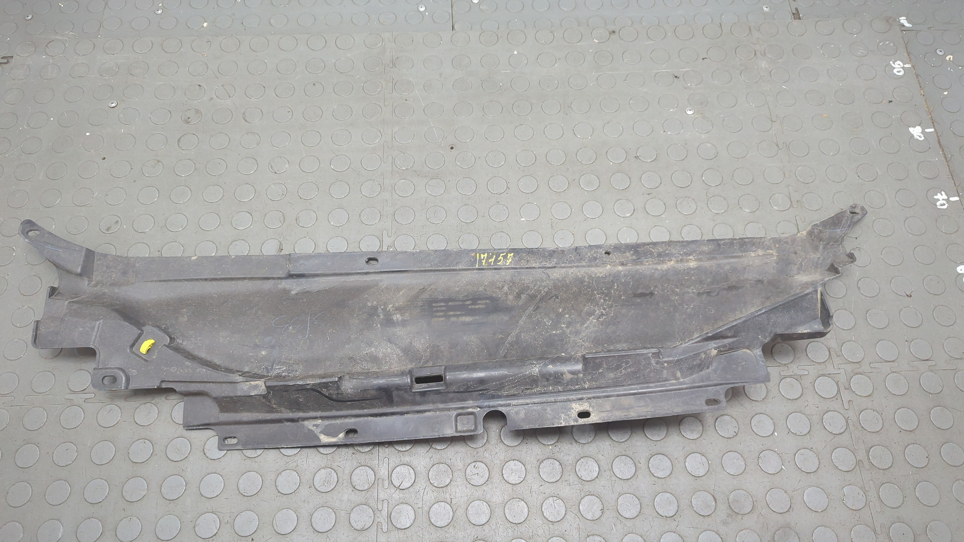 Кожух замка капота