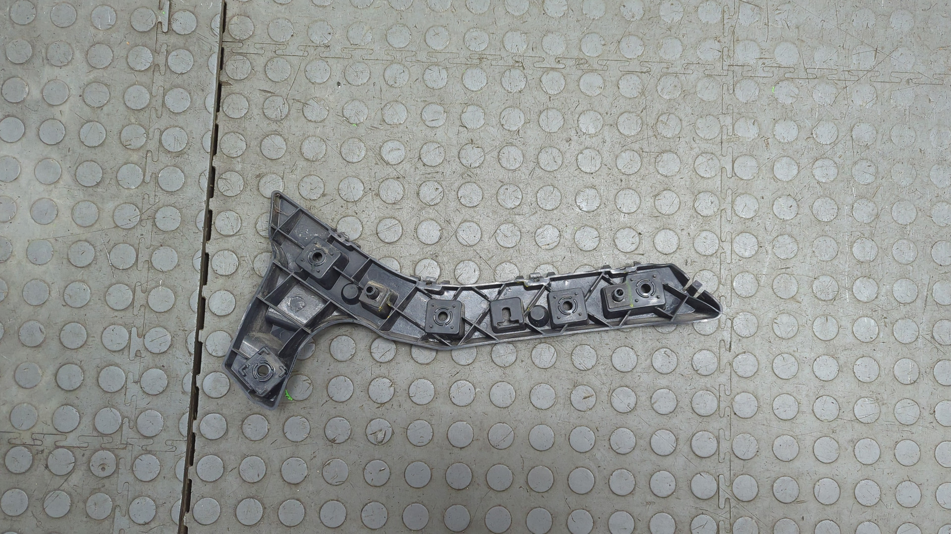 Кронштейн заднего бампера правый