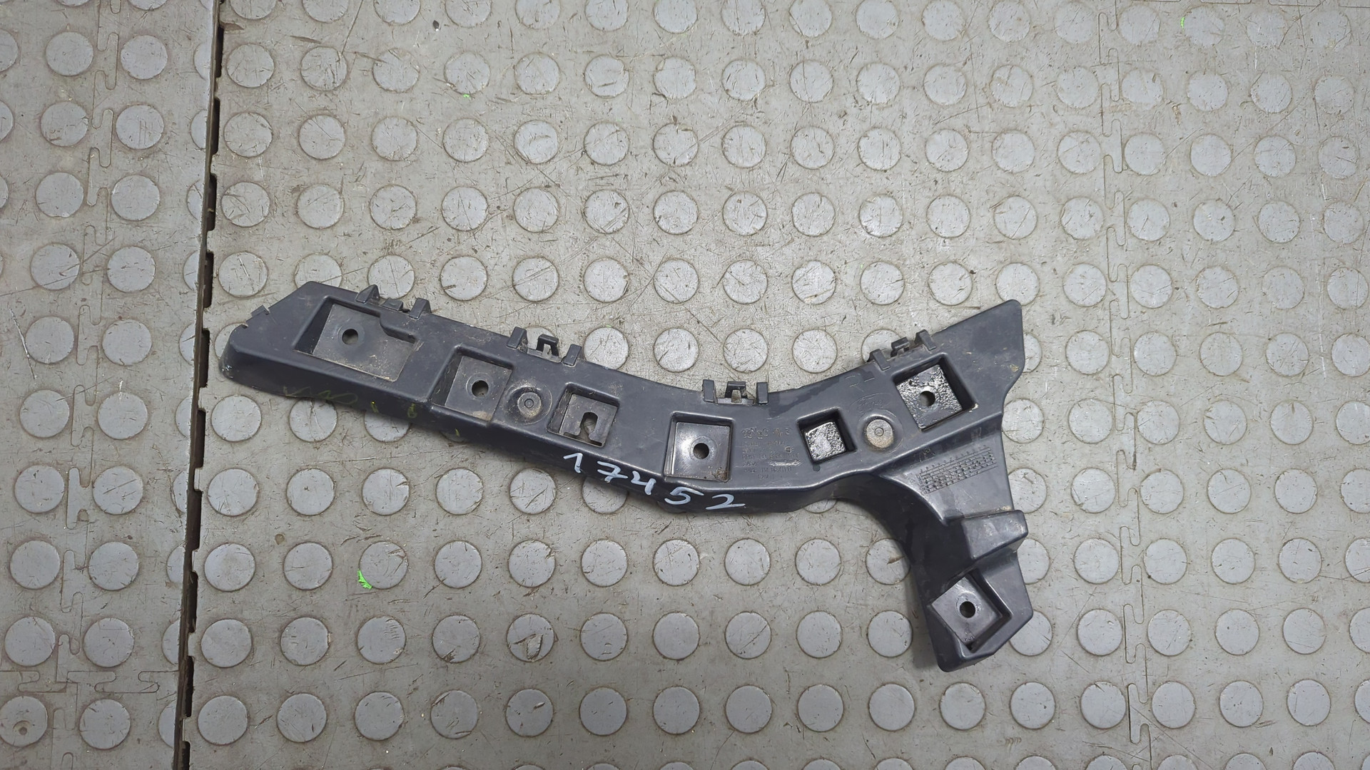 Кронштейн заднего бампера правый