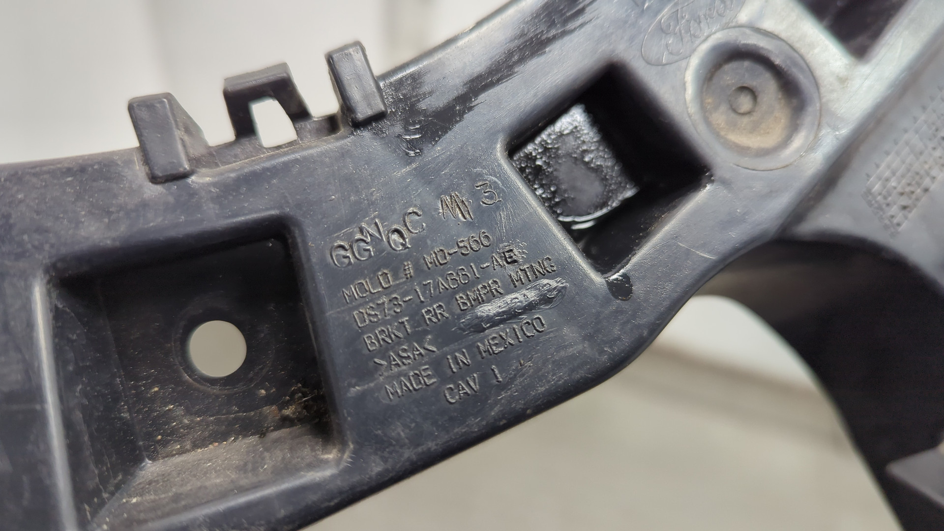 Кронштейн заднего бампера правый