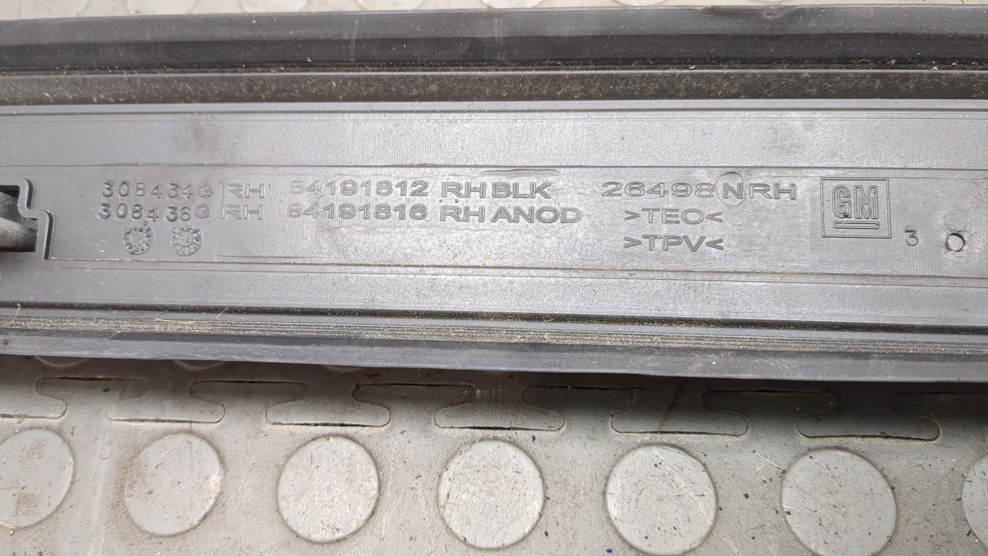 Рейлинг (релинг) правый (планка на крышу)