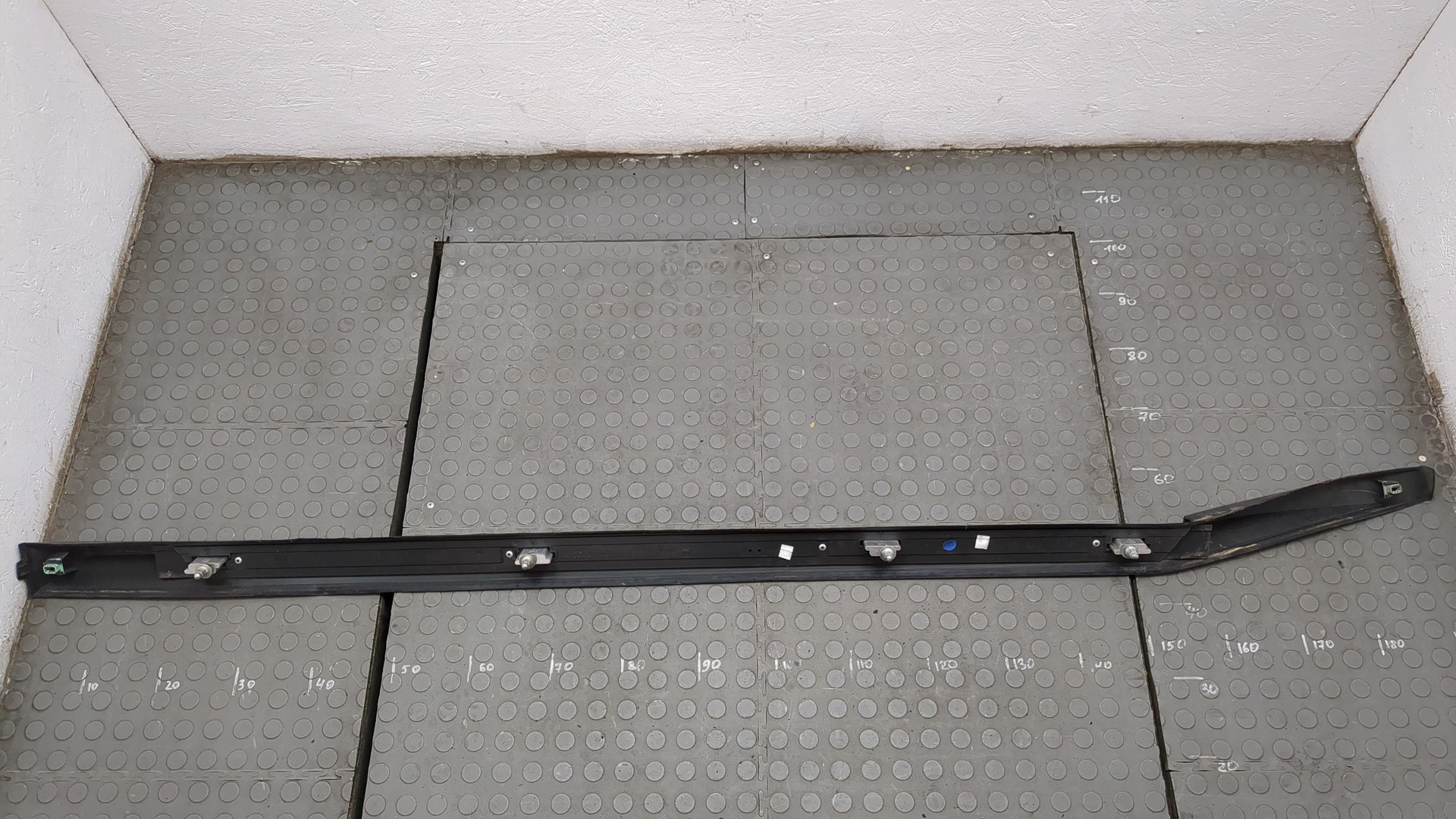 Рейлинг (релинг) левый (планка на крышу)