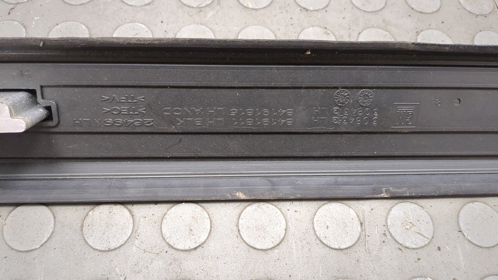 Рейлинг (релинг) левый (планка на крышу)