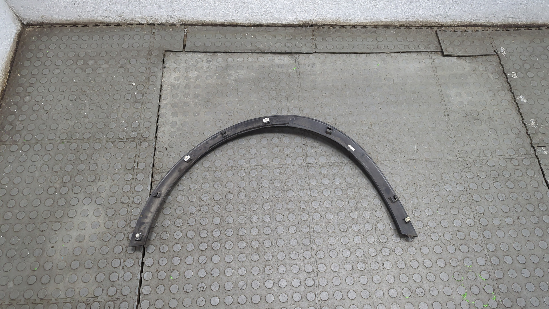 Накладка переднего крыла левого