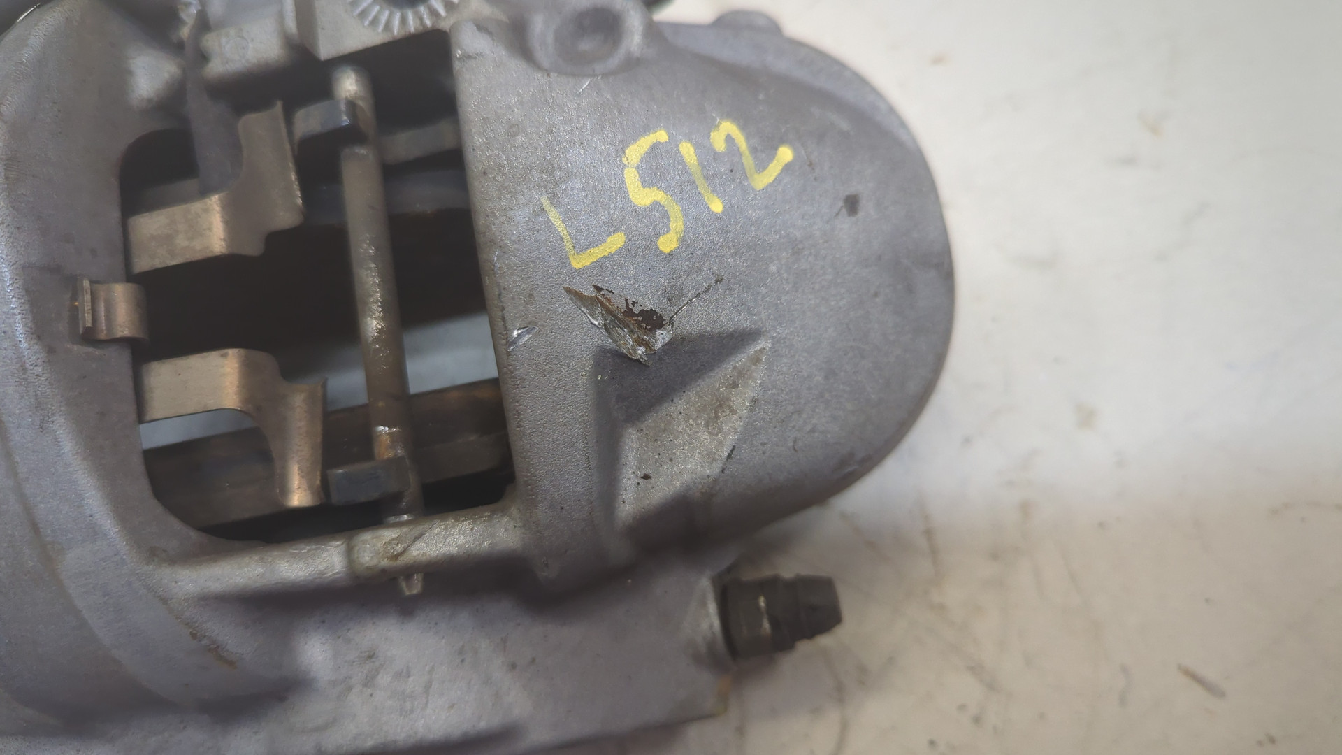 Суппорт передний левый