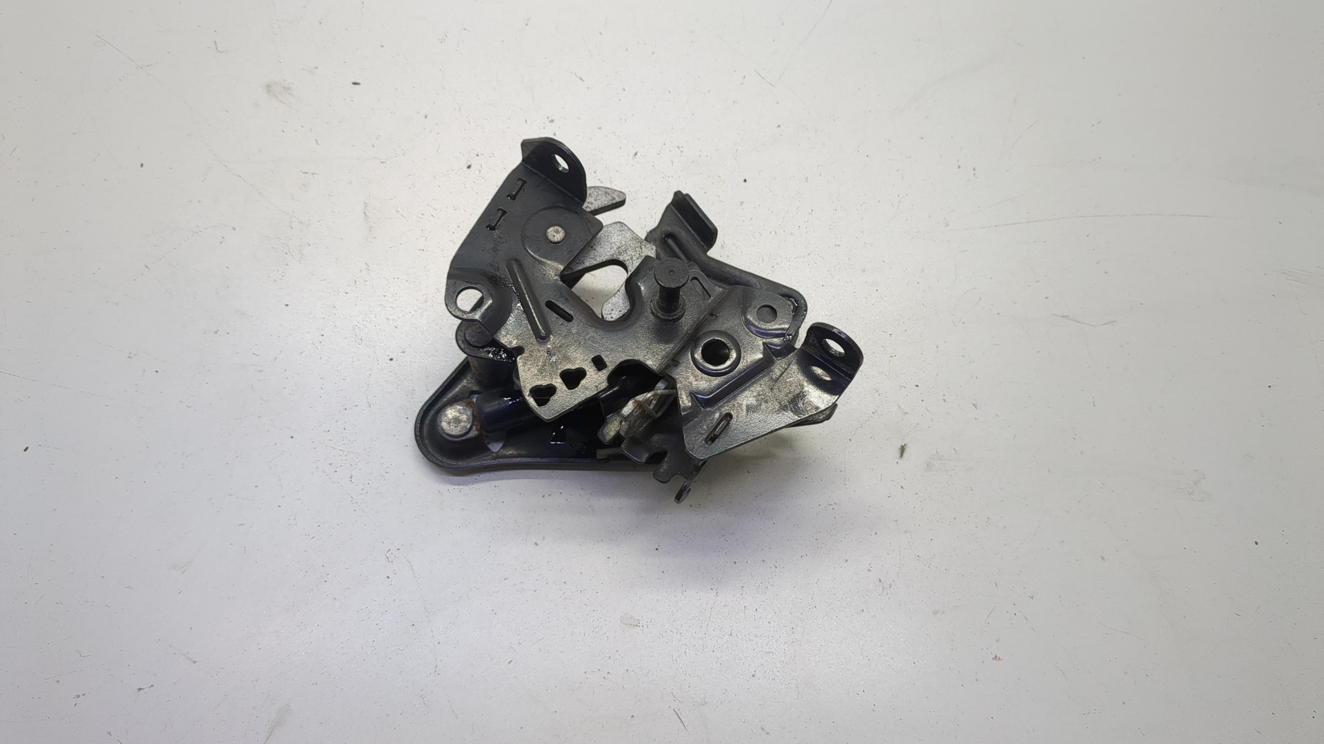 Замок капота