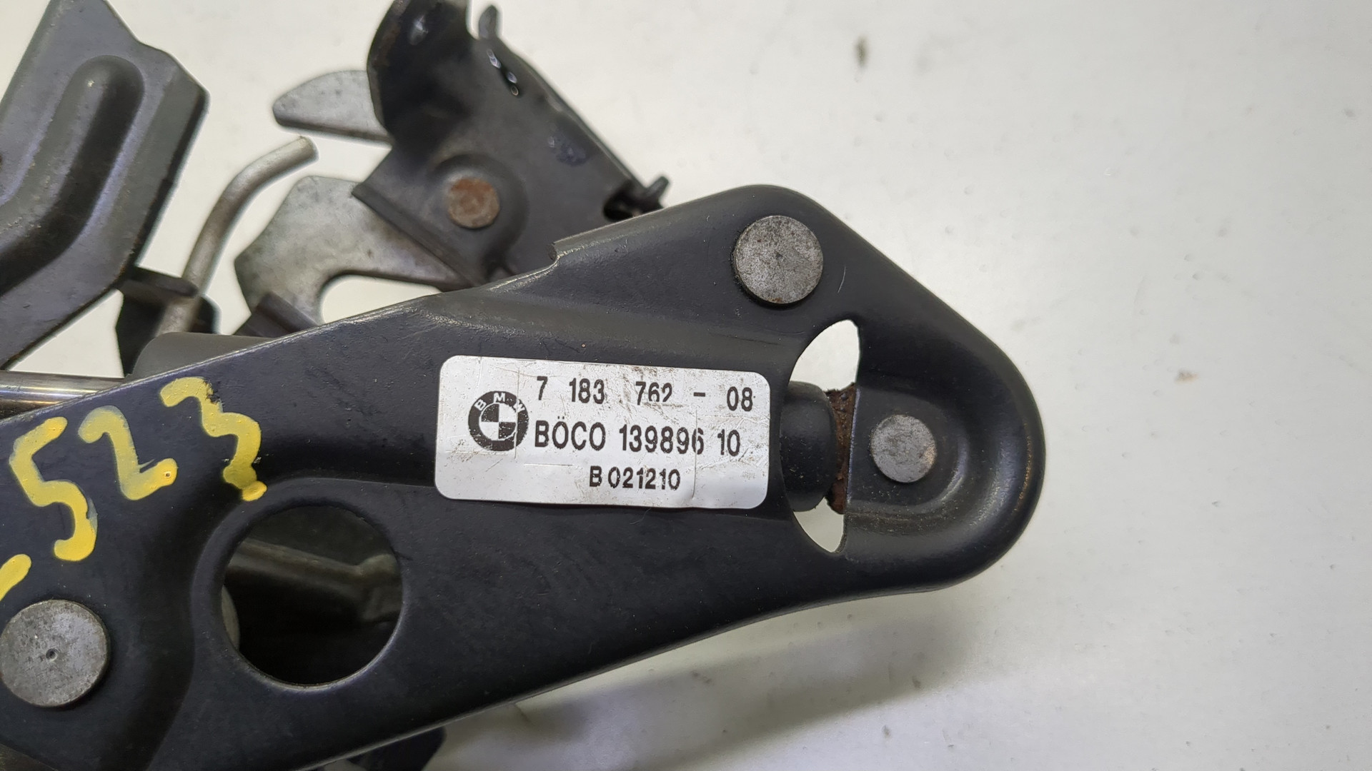 Замок капота