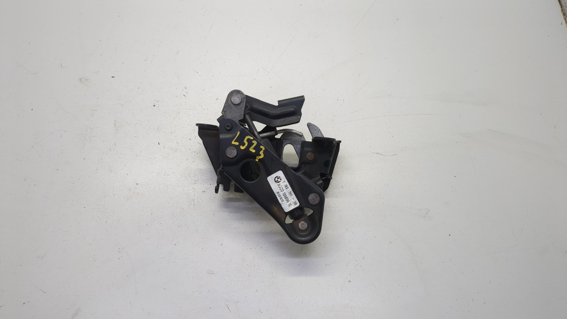 Замок капота