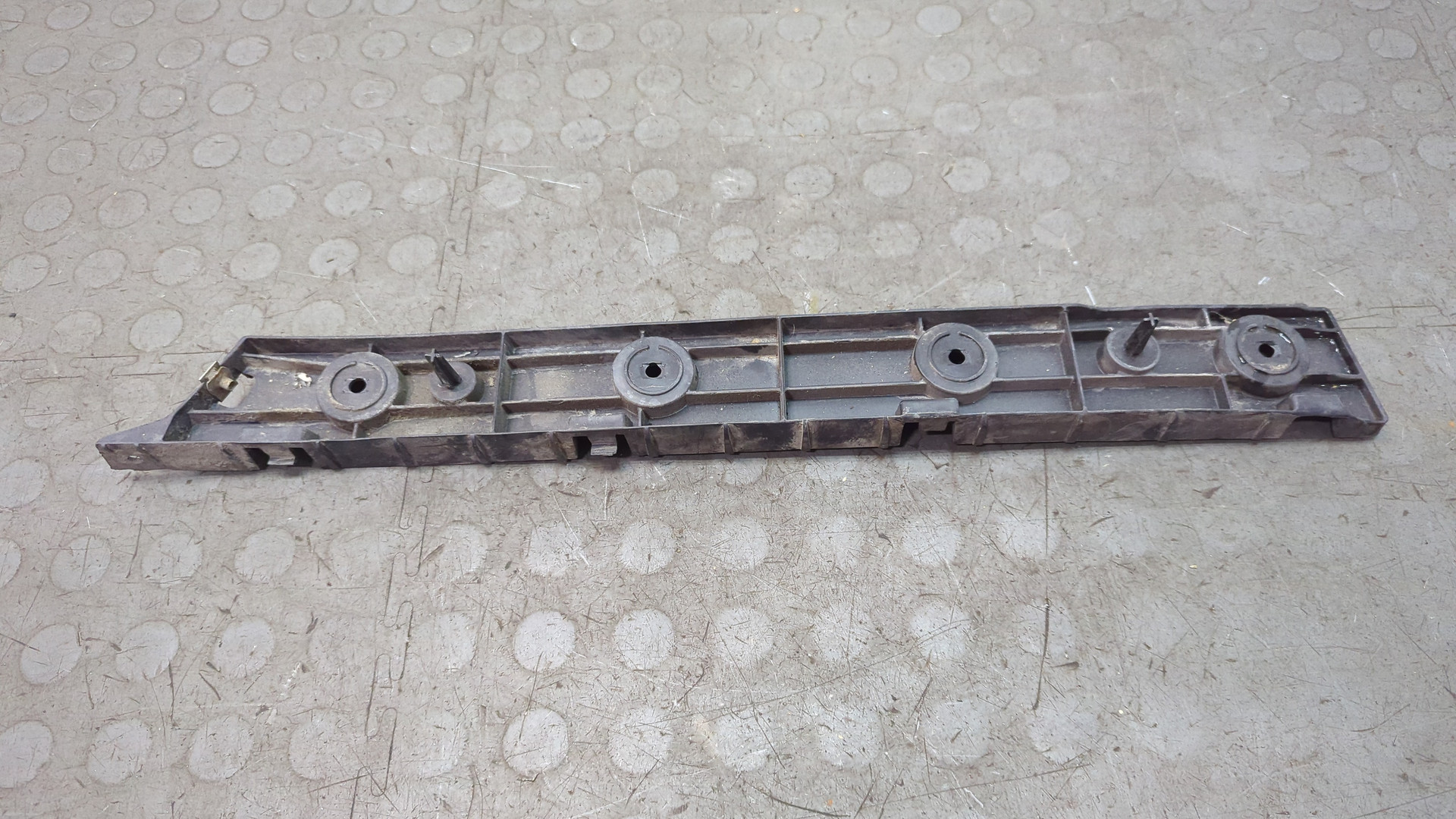 Кронштейн заднего бампера левый