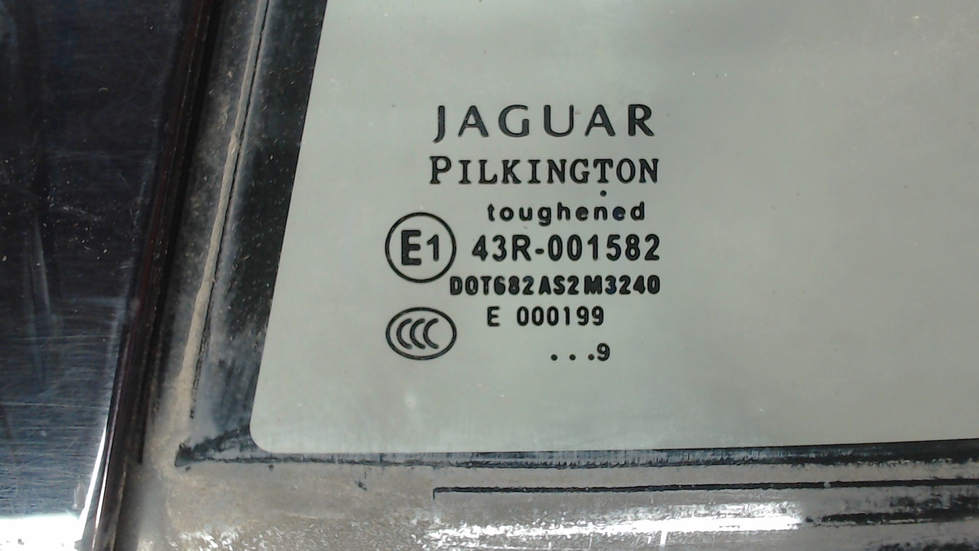 Стекло двери задней левой (форточка)