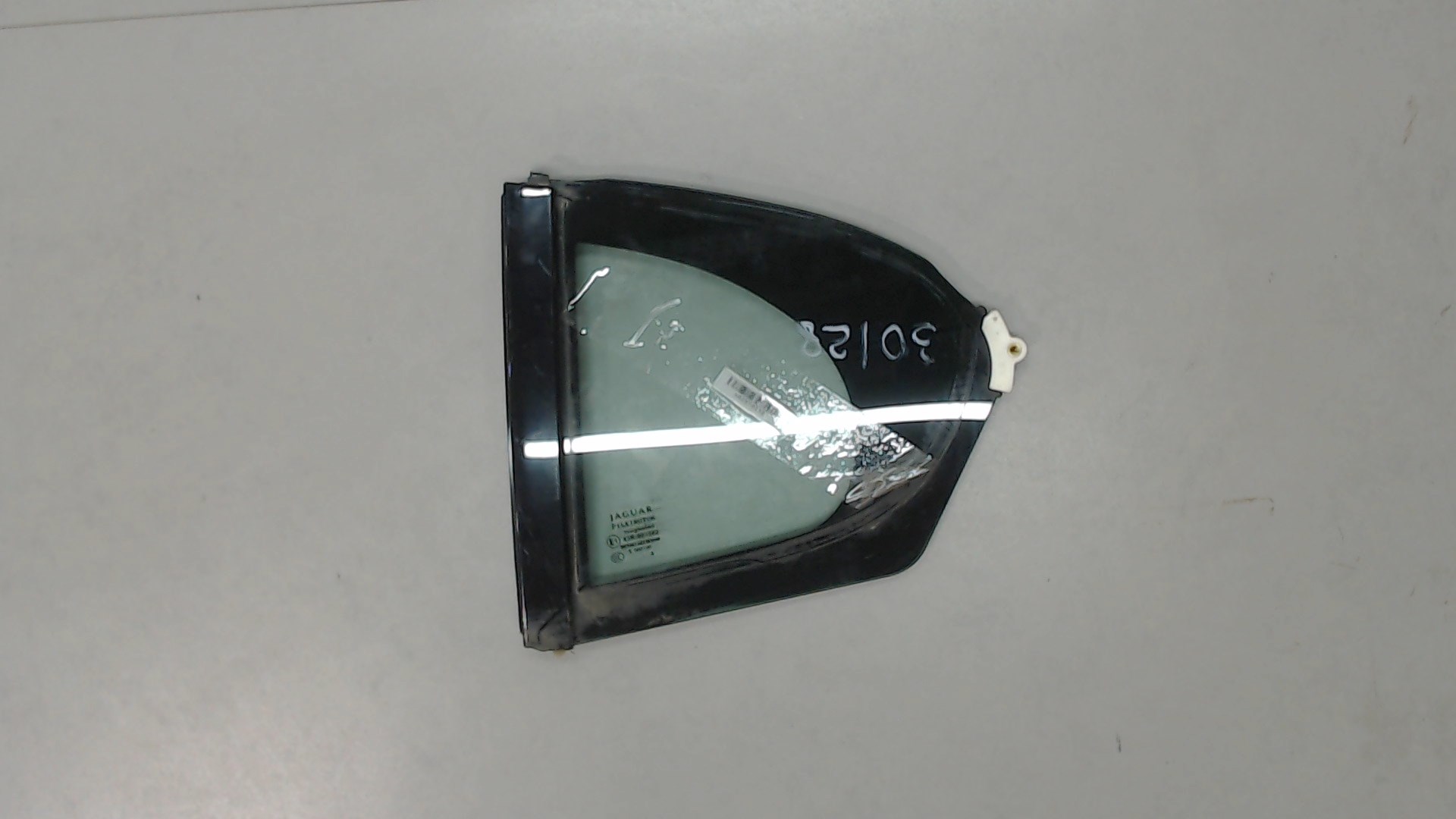 Стекло двери задней левой (форточка)