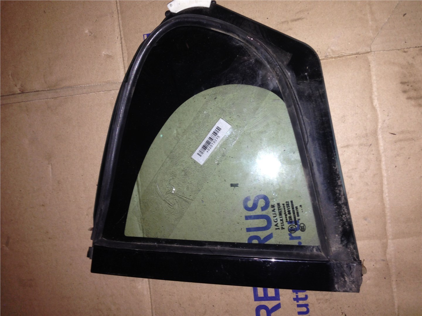 Стекло двери задней левой (форточка)