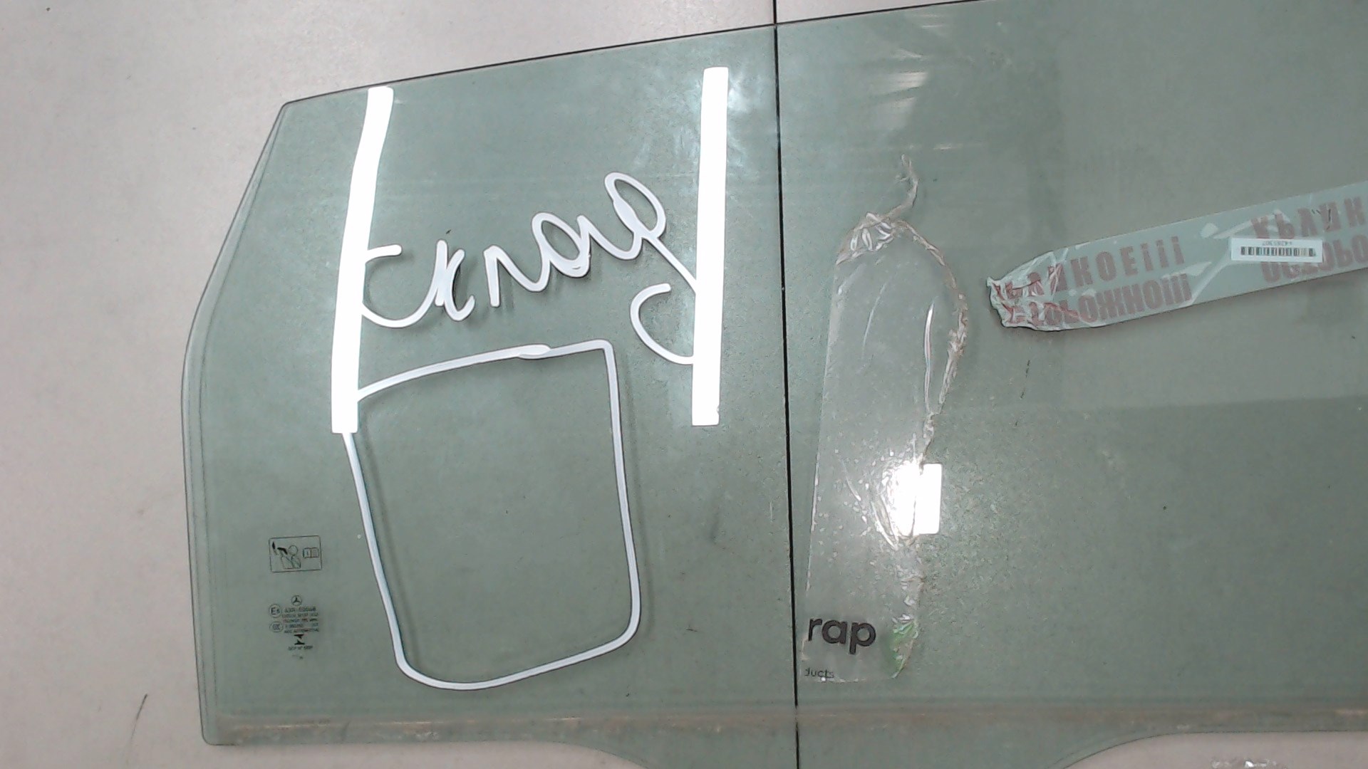 Стекло двери задней правой