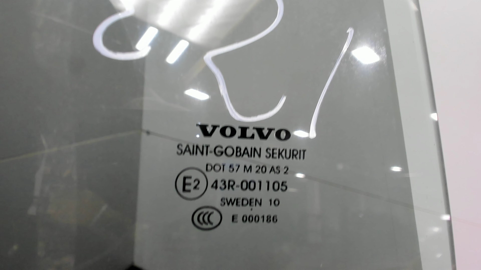 Стекло двери задней правой