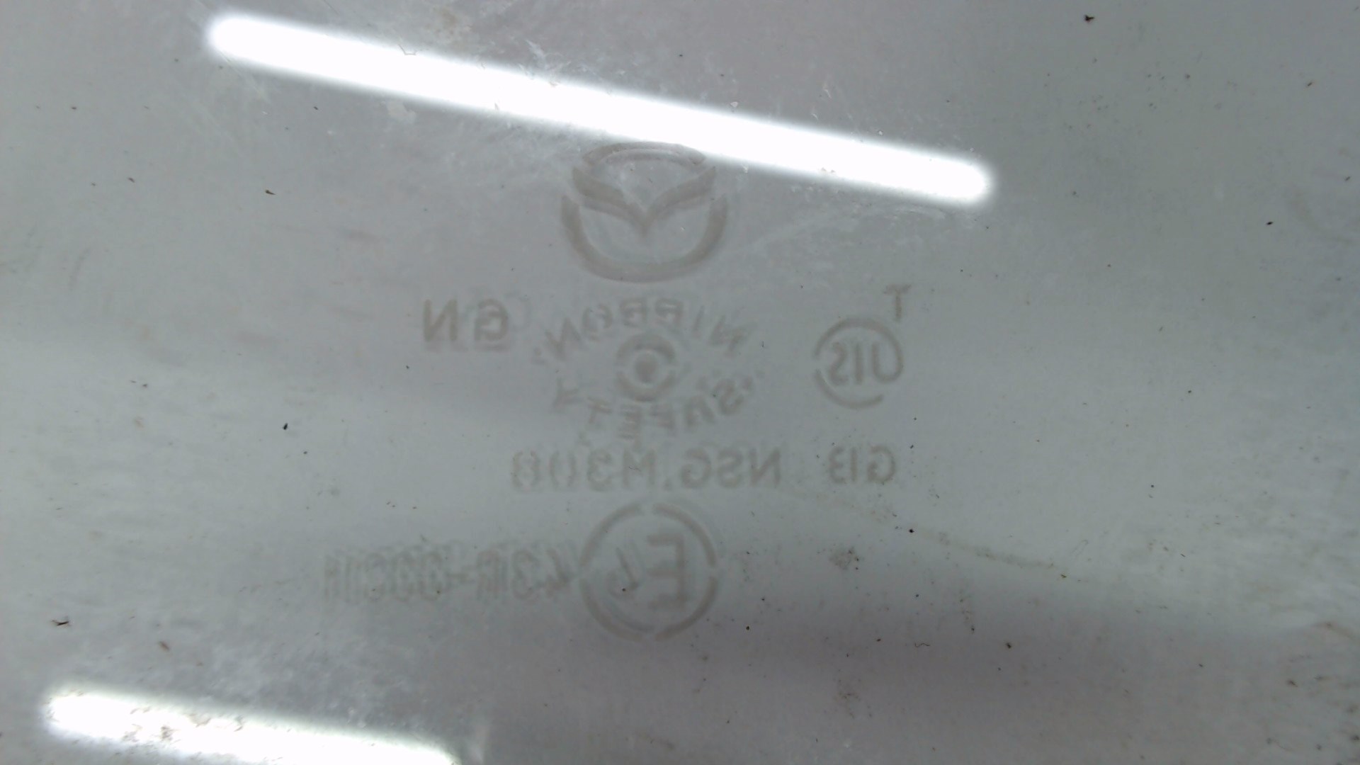 Стекло двери задней левой (форточка)