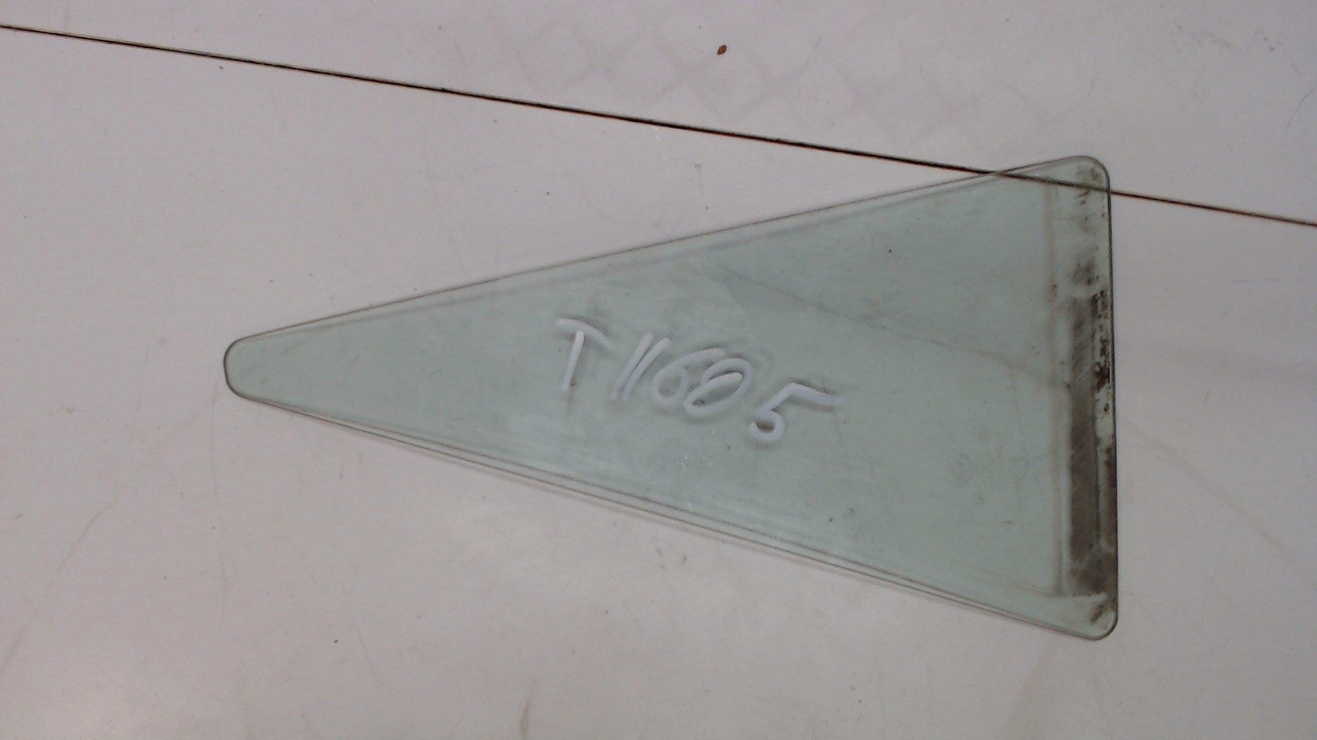 Стекло двери задней левой (форточка)