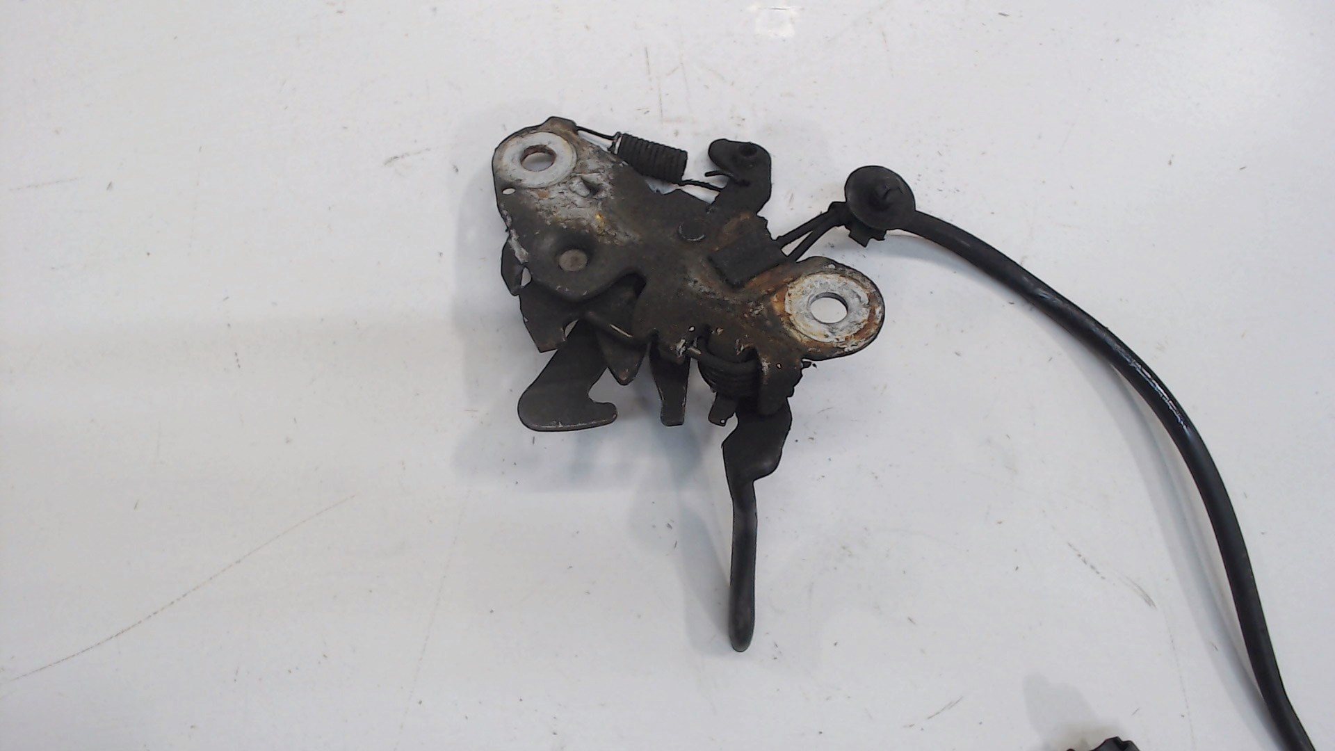 Замок капота