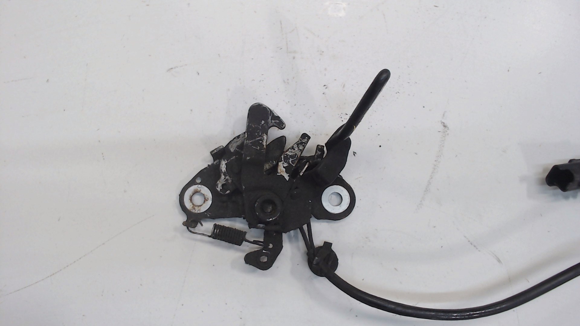 Замок капота