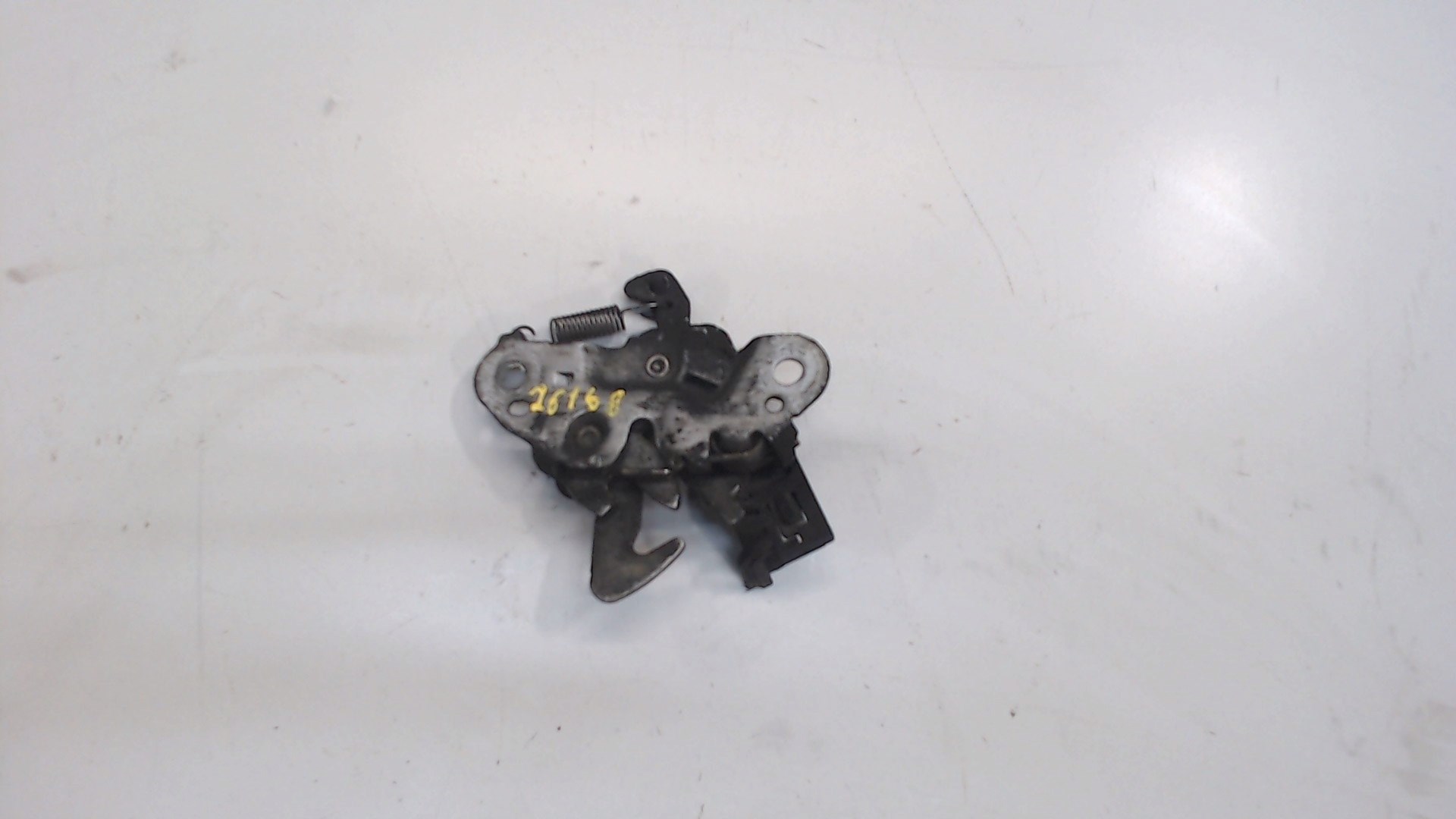 Замок капота