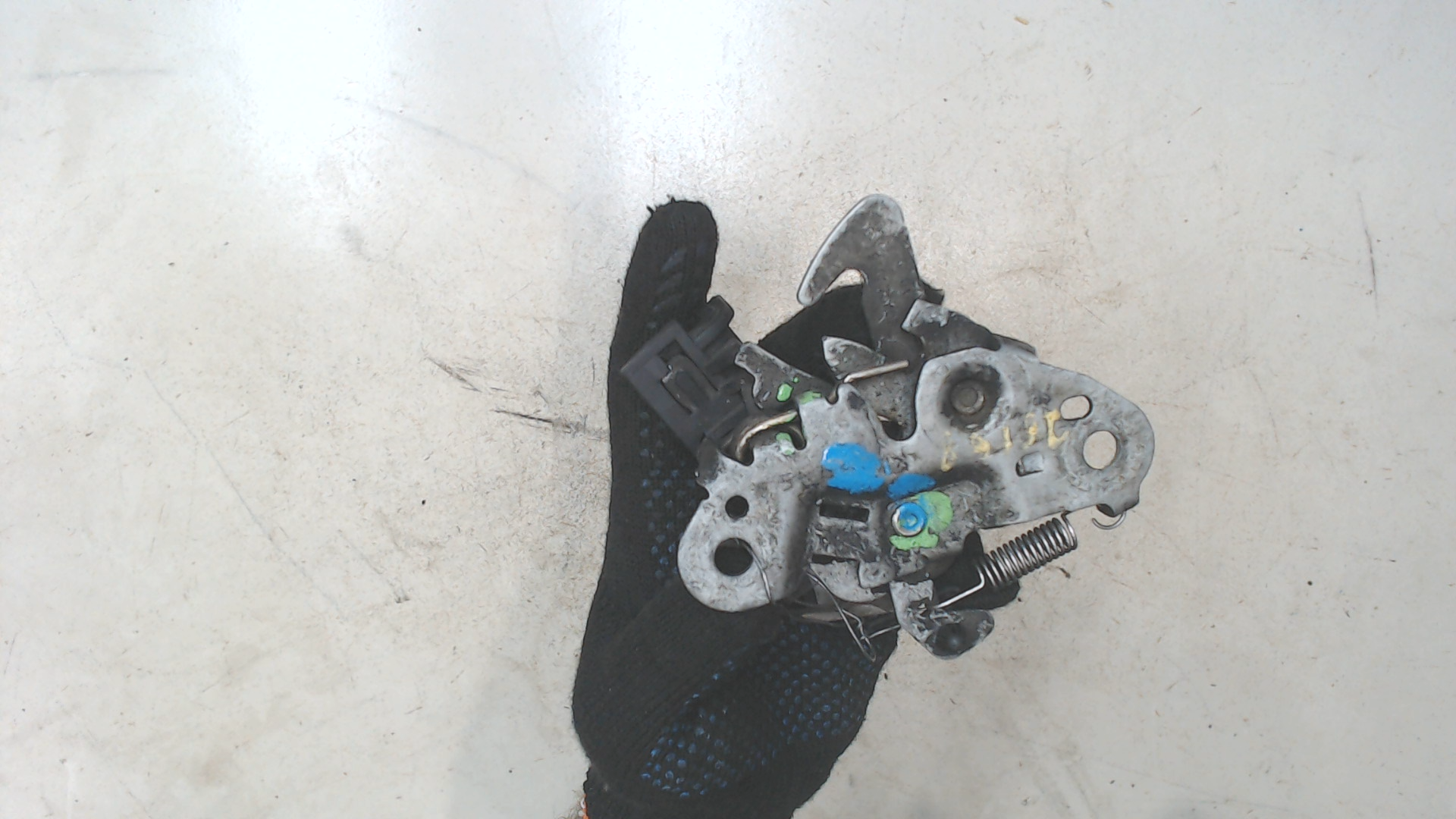 Замок капота